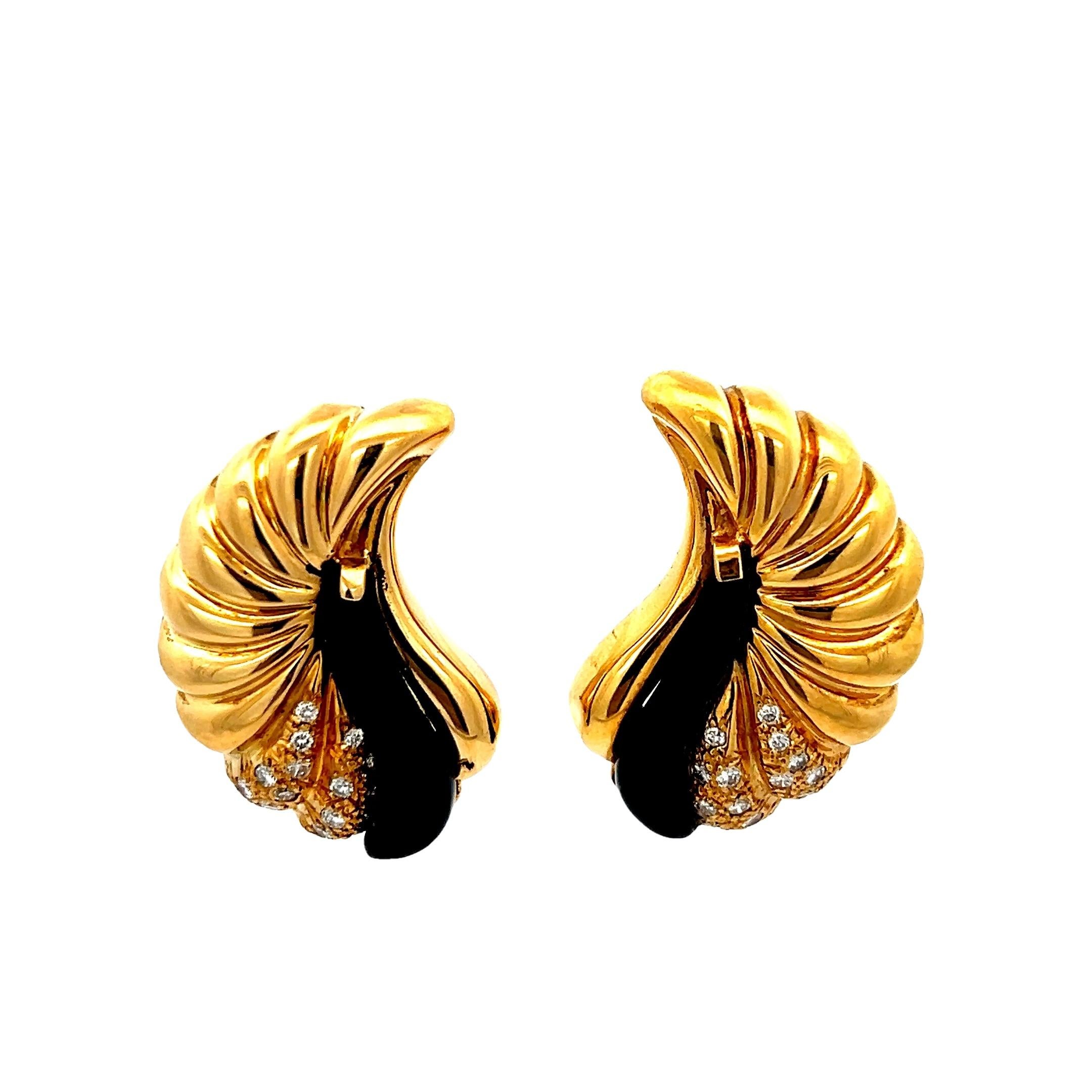 Eleganti e scultorei, questi orecchini vintage italiani degli anni '80 sono realizzati in ricco oro giallo 18 carati e disegnati con un motivo a conchiglia. Ogni orecchino è caratterizzato da un suggestivo turbinio di oro lucido accentuato da un