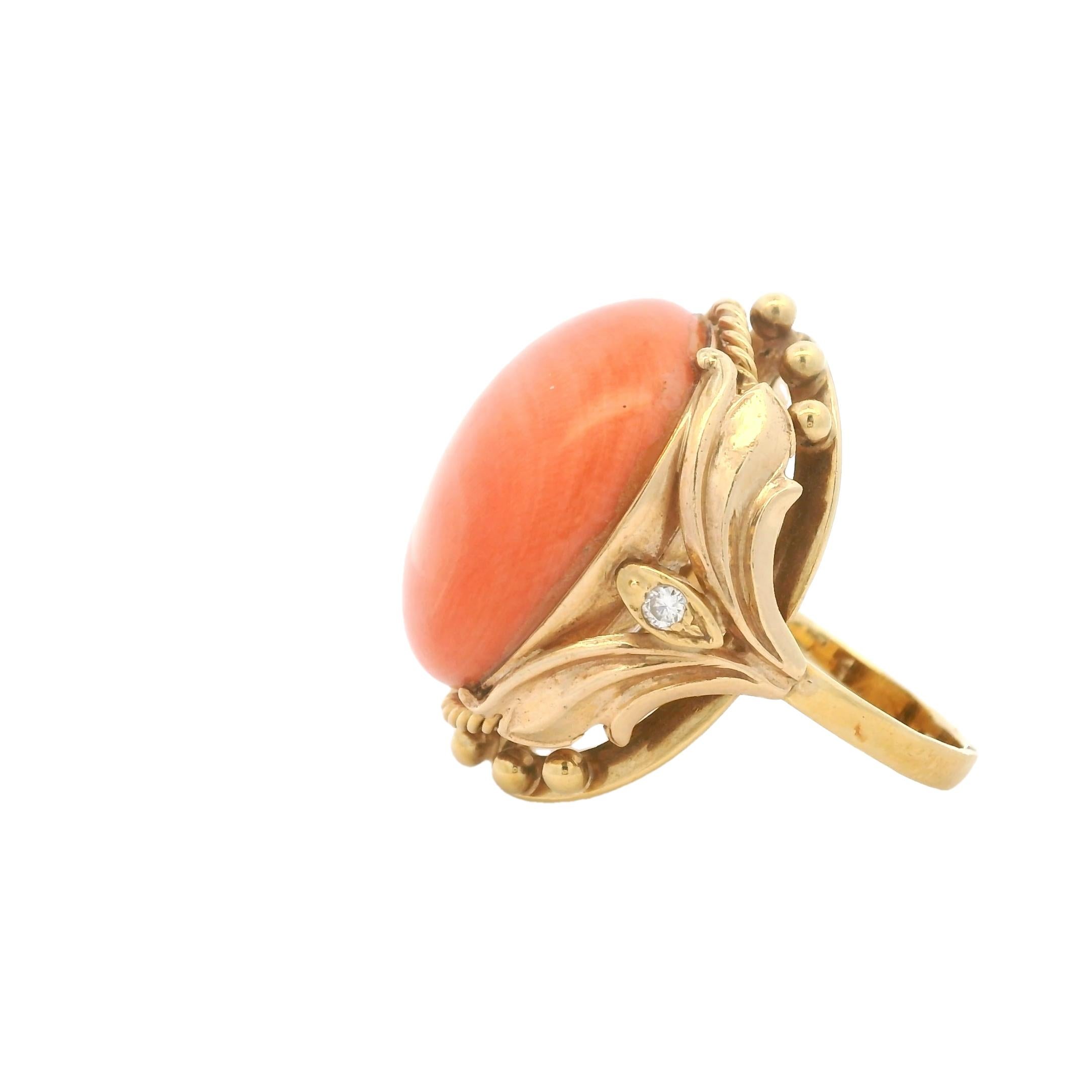 Victorien Bague de style victorien en or jaune 14K avec corail rond et diamants, taille 8 en vente