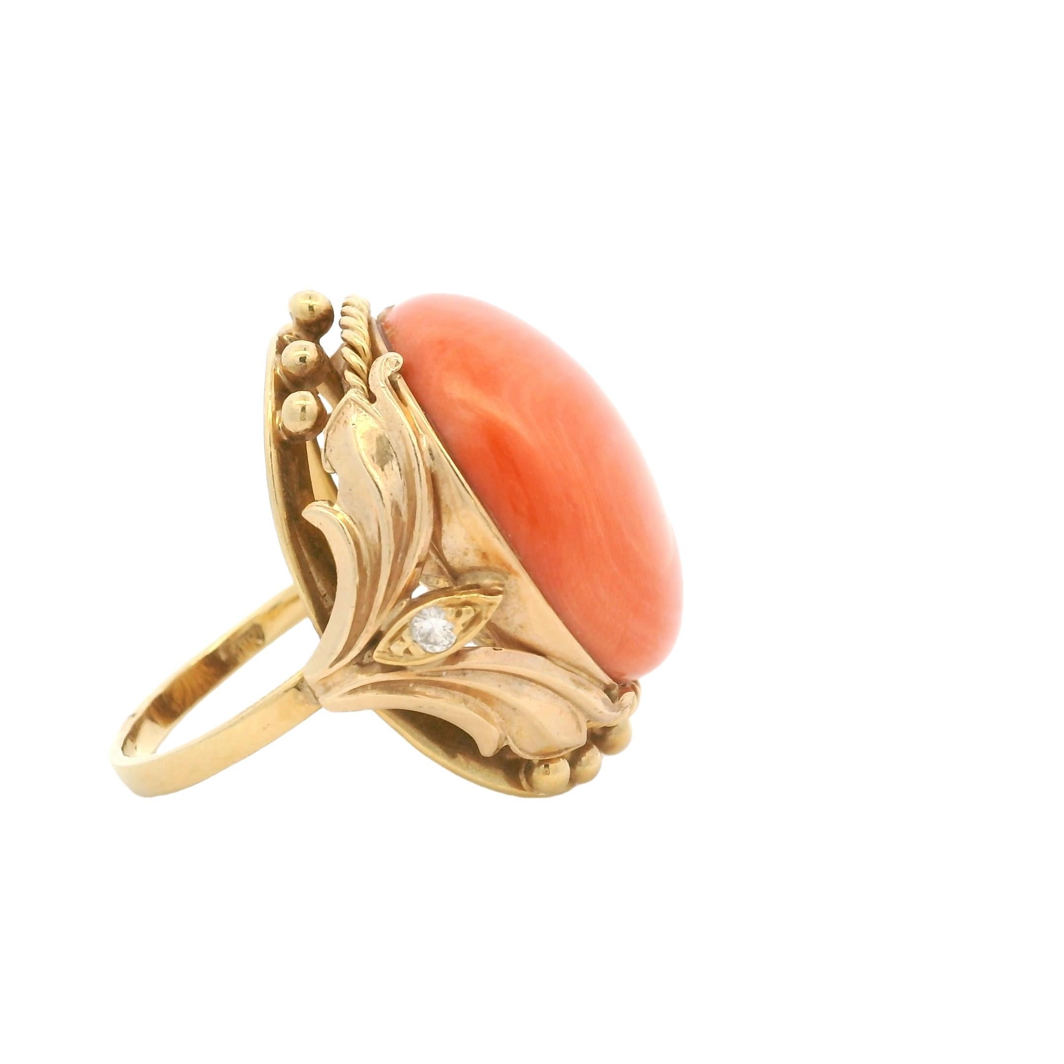 Bague de style victorien en or jaune 14K avec corail rond et diamants, taille 8 en vente 2