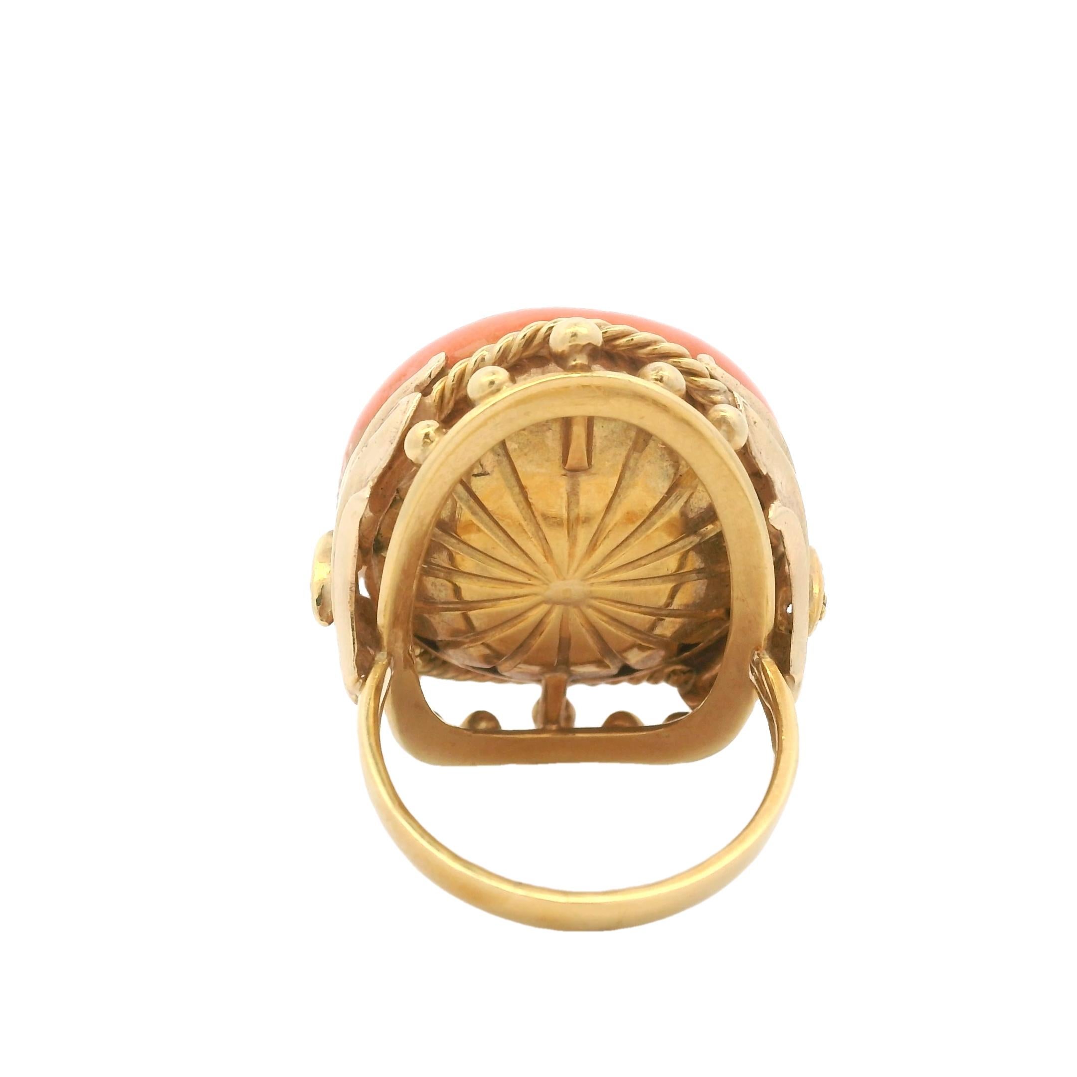 Bague de style victorien en or jaune 14K avec corail rond et diamants, taille 8 en vente 3