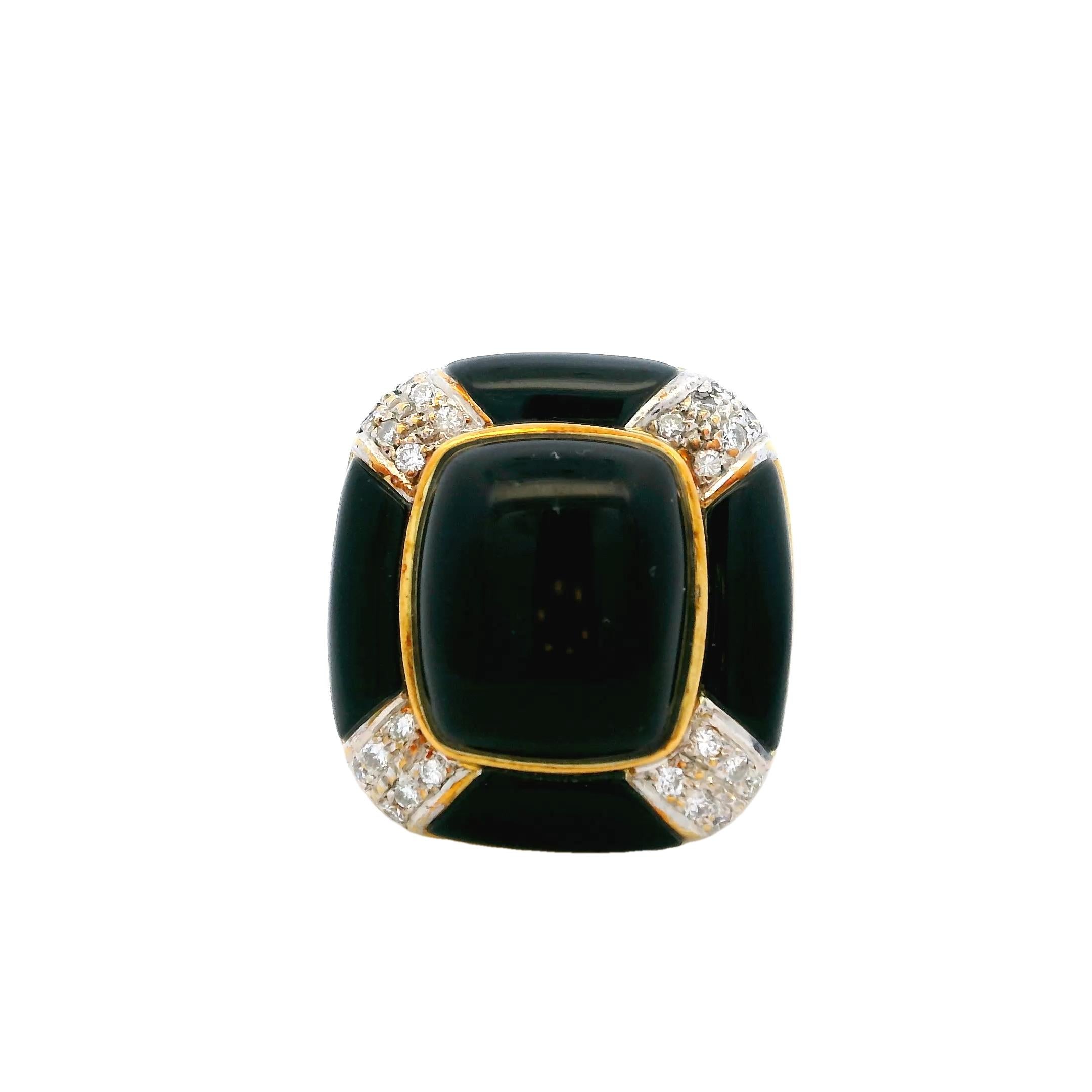L'élégance intemporelle rencontre le raffinement architectural dans cette exquise bague de cocktail des années 1980, fabriquée de main de maître en Italie à partir d'un riche or jaune 18 carats. En son centre se trouve un cabochon d'onyx noir taillé
