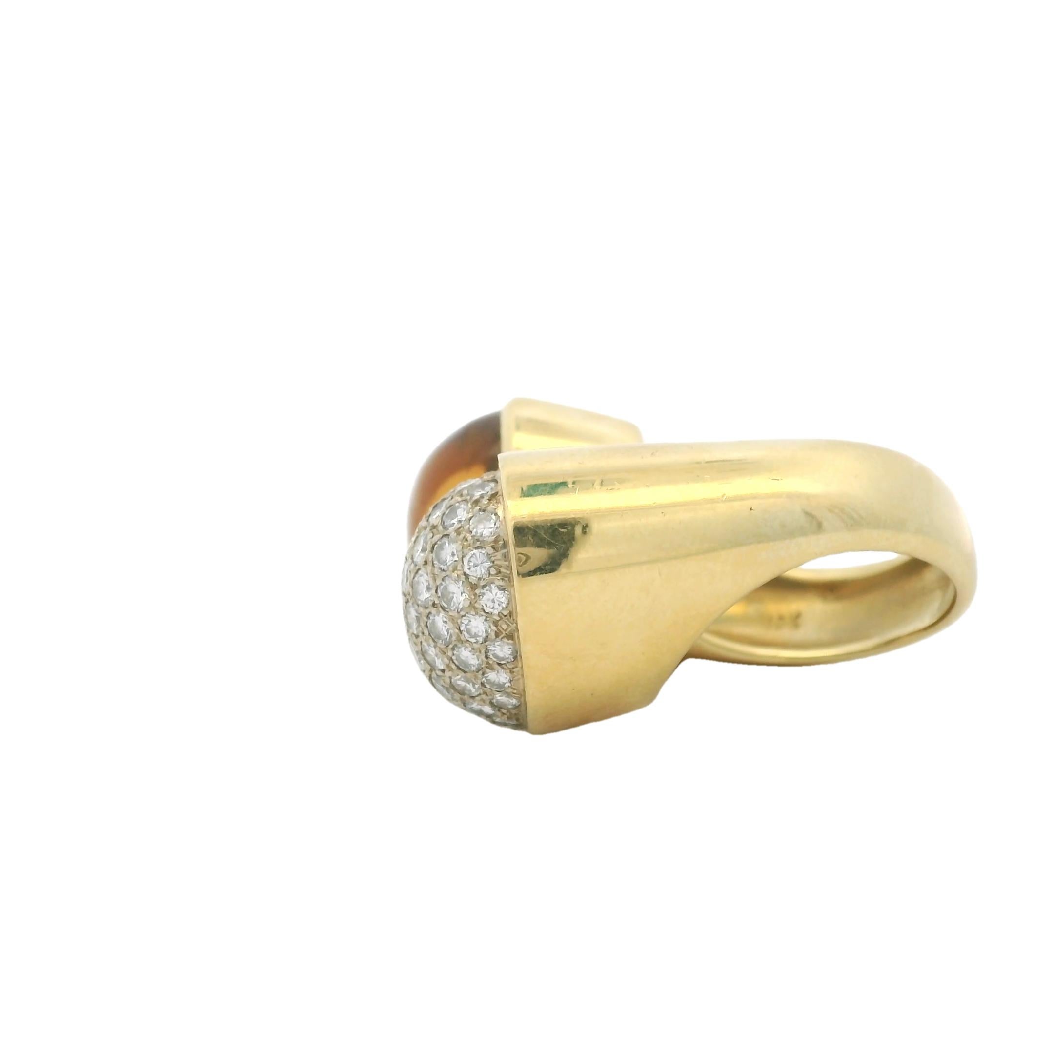 Una masterclass nel design modernista italiano, questo anello bypass vintage in oro giallo 18 carati unisce l'eleganza scultorea al calore radiante. Un lato presenta uno splendente cabochon di citrino da 3 carati, a cupola e incastonato, con
