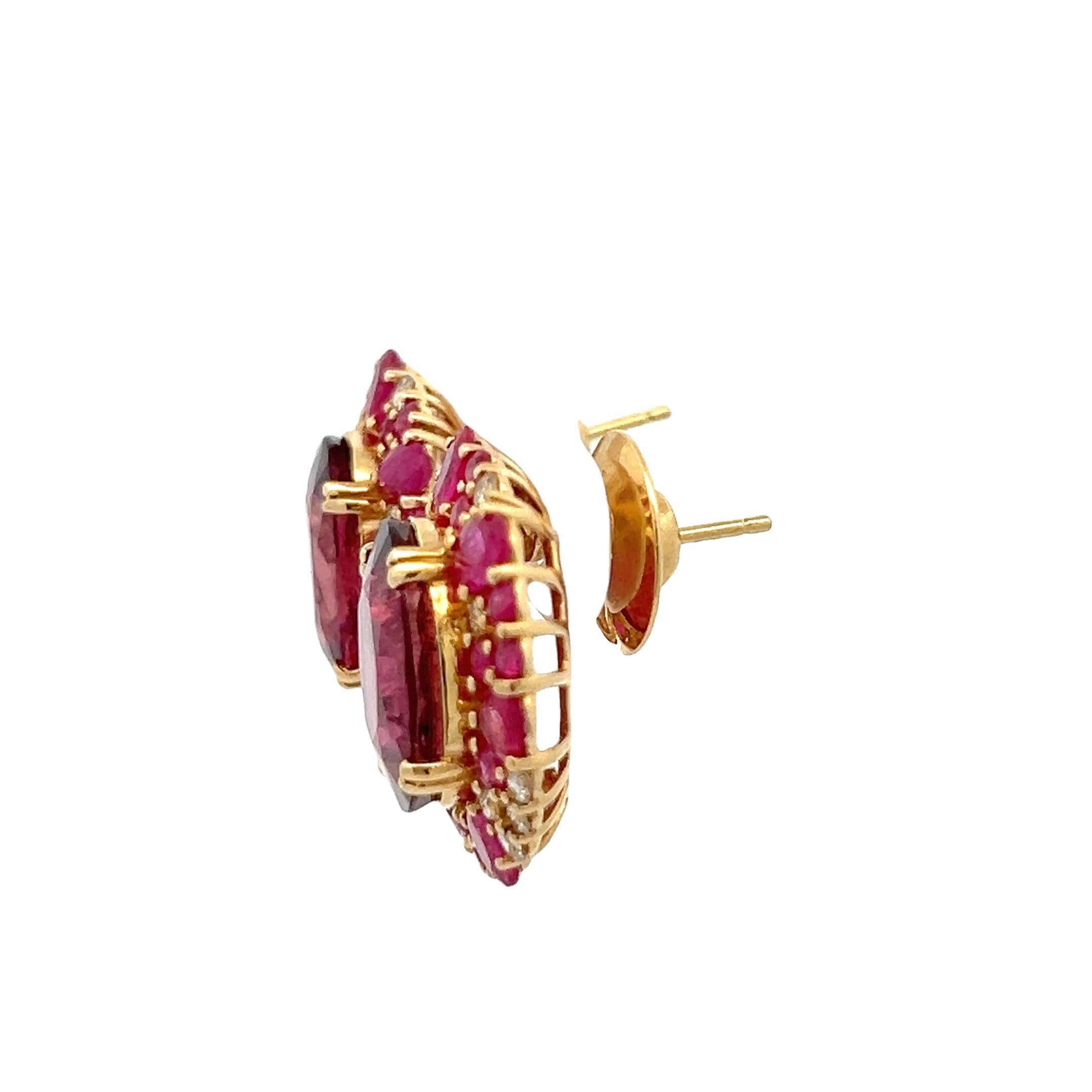 Taille ovale Boucles d'oreilles en or jaune 18K avec tourmaline rose, rubis, saphir et diamant en vente