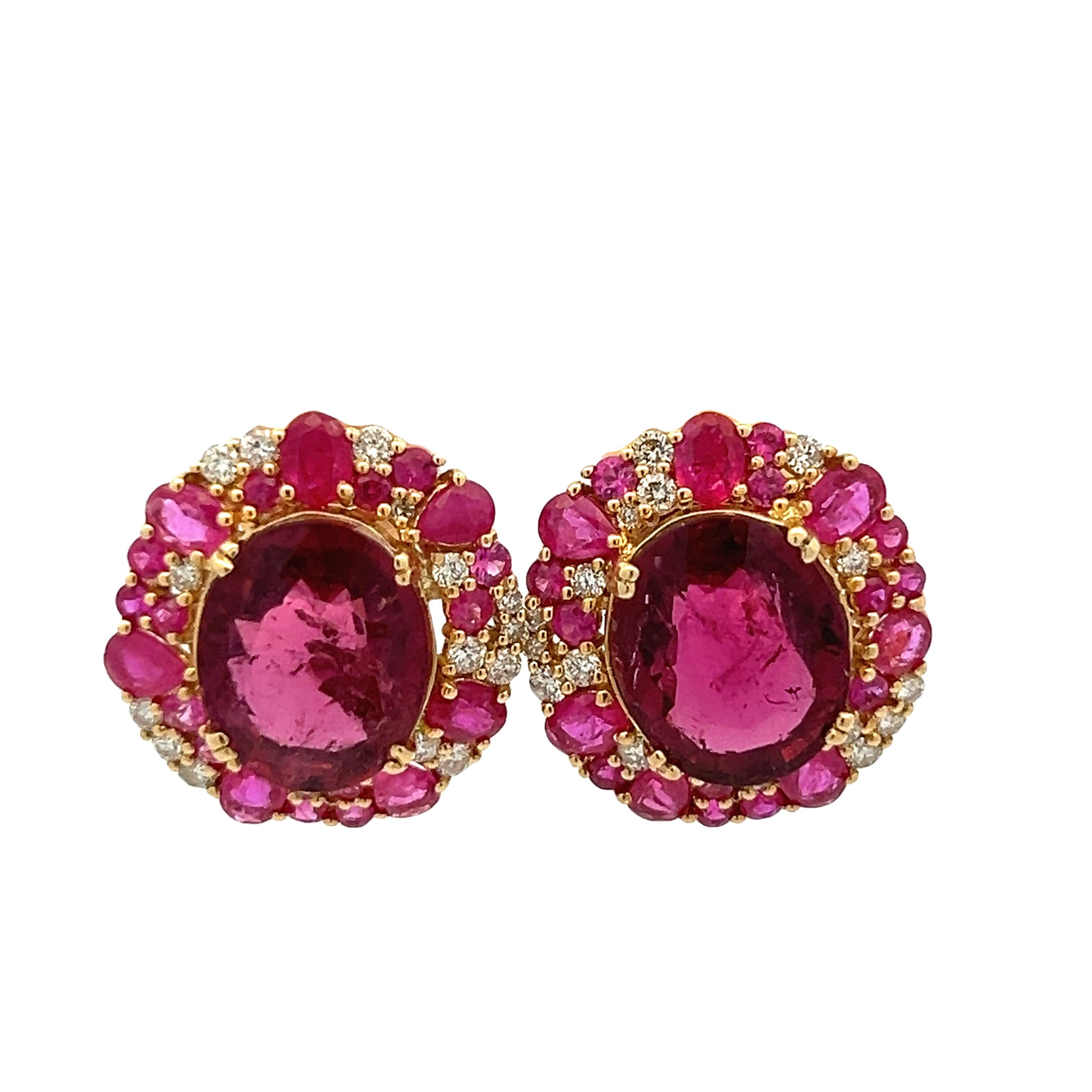 Célébration vibrante et luxueuse de la couleur, ces élégantes boucles d'oreilles sont fabriquées de main de maître en or jaune 18 carats et témoignent de la finesse de l'artisanat synonyme de conception de bijoux italiens.

Au centre de chaque