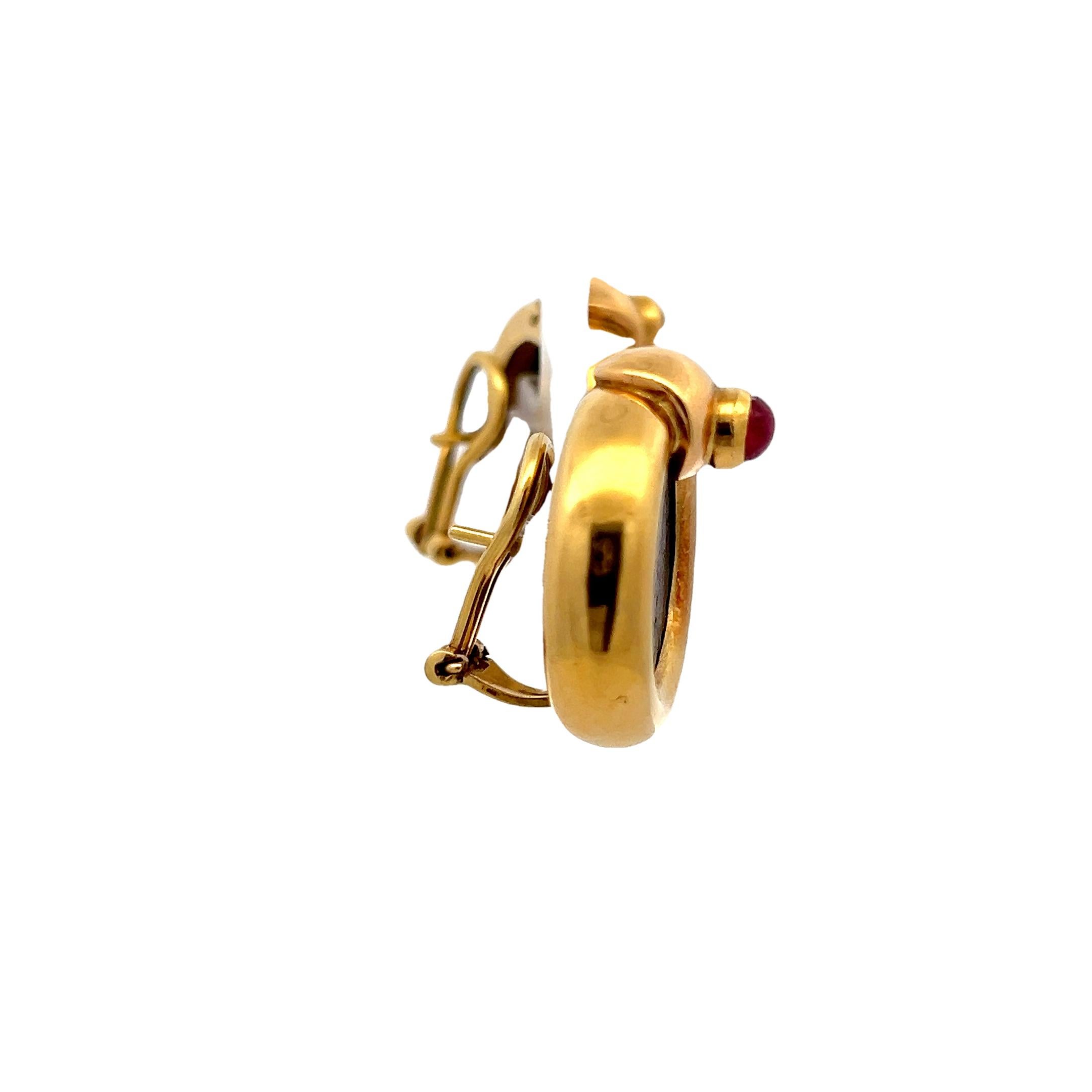 Donna Orecchini a moneta d'epoca in oro giallo 18K con rubini cabochon in vendita