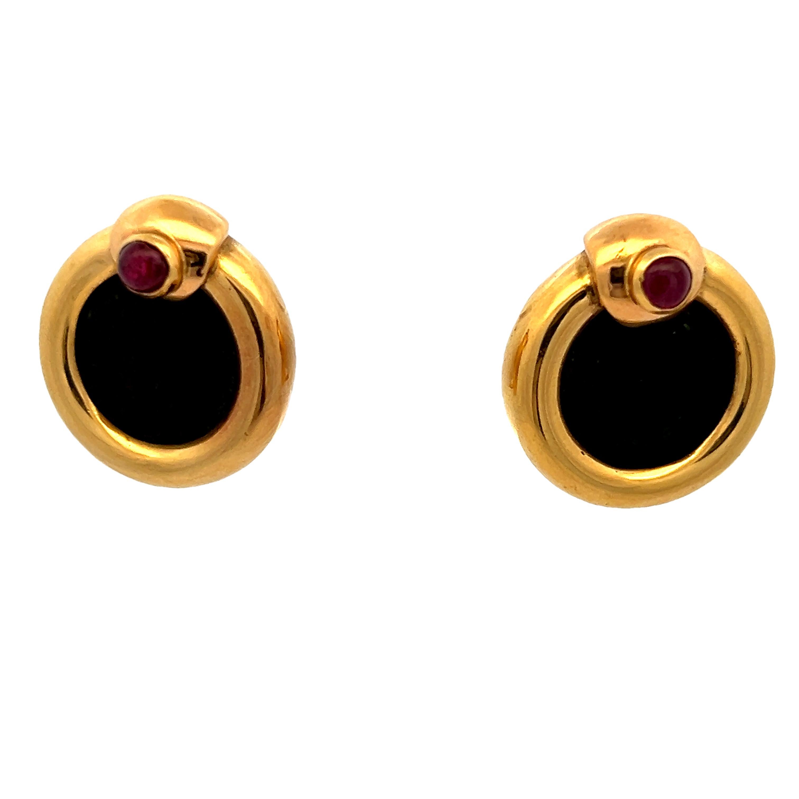 Un'accattivante fusione di storia ed eleganza: questi orecchini vintage italiani sono realizzati con maestria in ricco oro giallo 18 carati e incastonati con autentiche monete di bronzo, ciascuna incorniciata in un castone scultoreo. Sormontate da