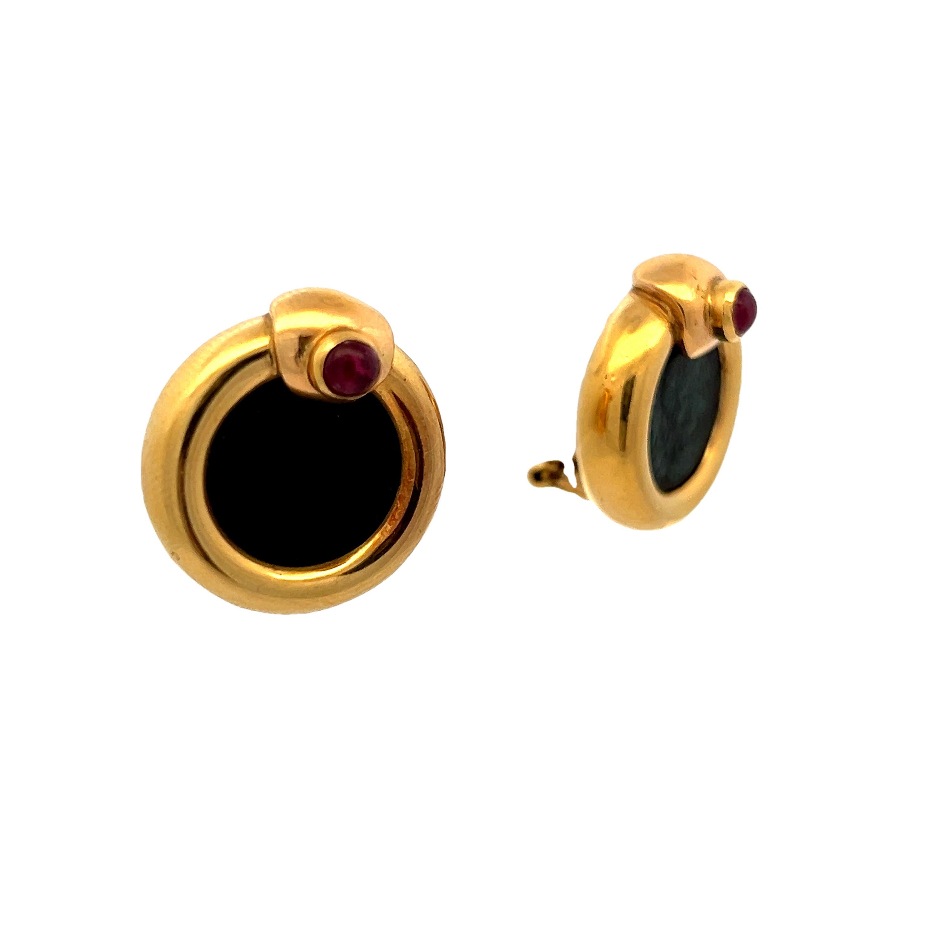 Orecchini a moneta d'epoca in oro giallo 18K con rubini cabochon in vendita 2