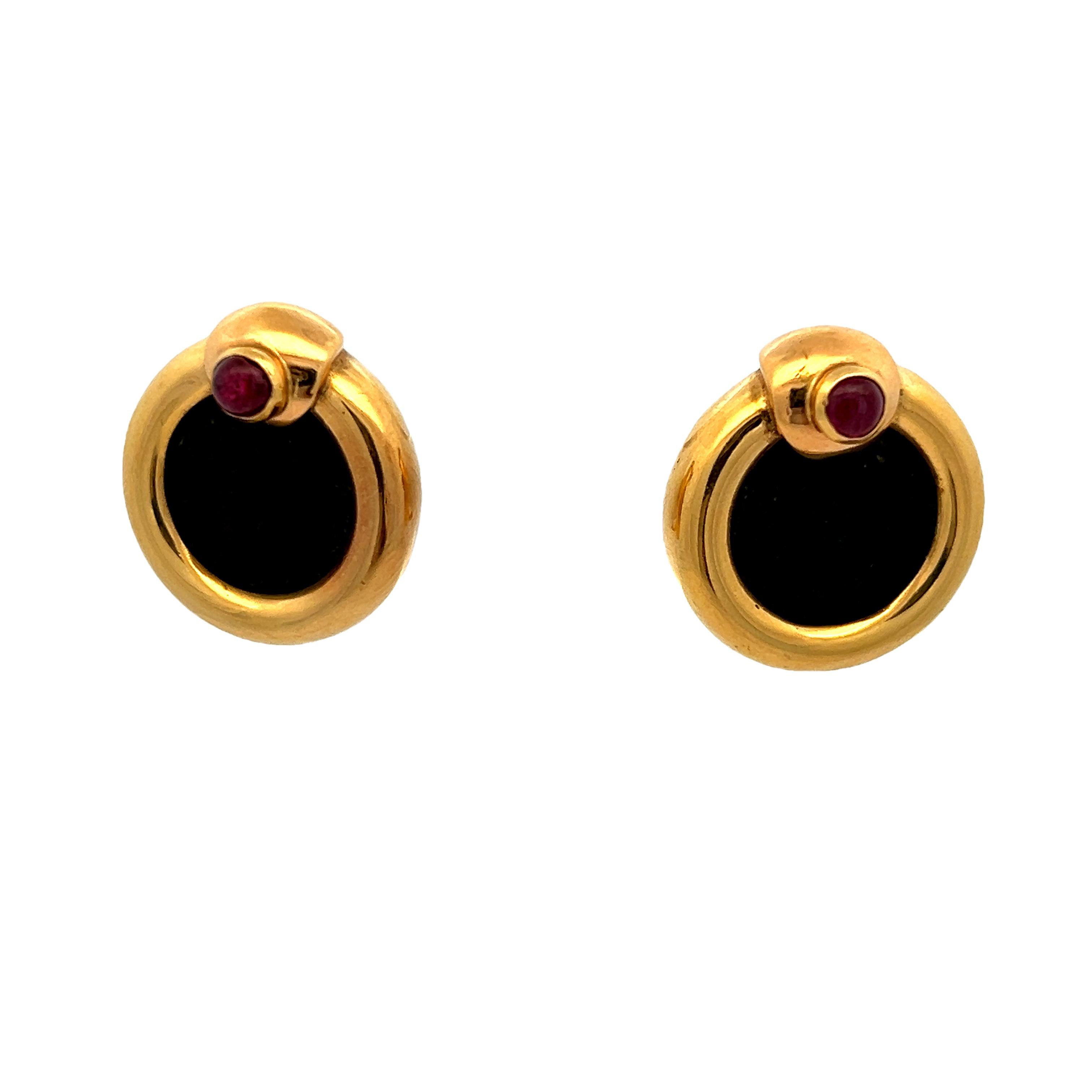 Orecchini a moneta d'epoca in oro giallo 18K con rubini cabochon in vendita 3