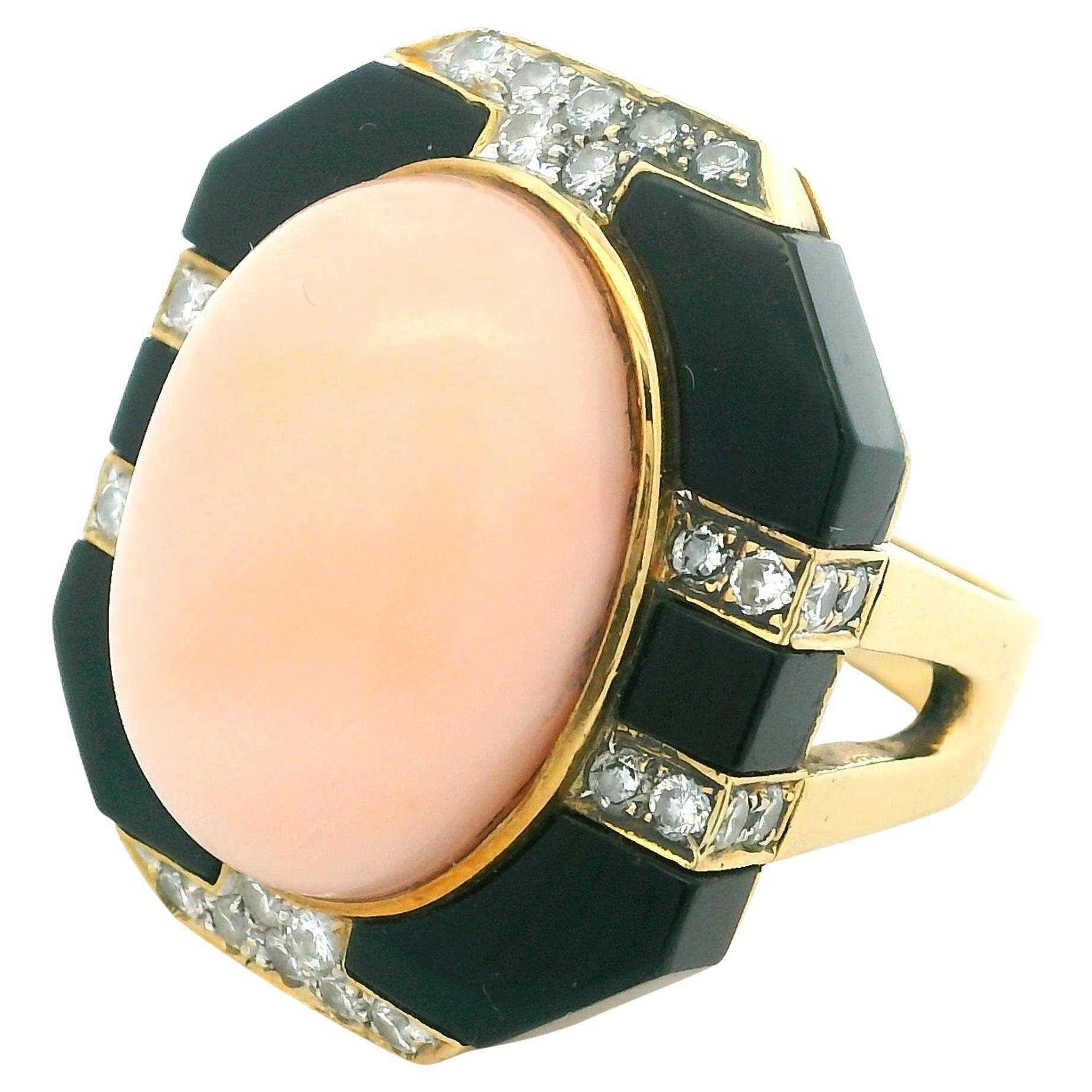 Anillo italiano 1980 Vintage de oro de 18 quilates con ónice coralino y diamantes