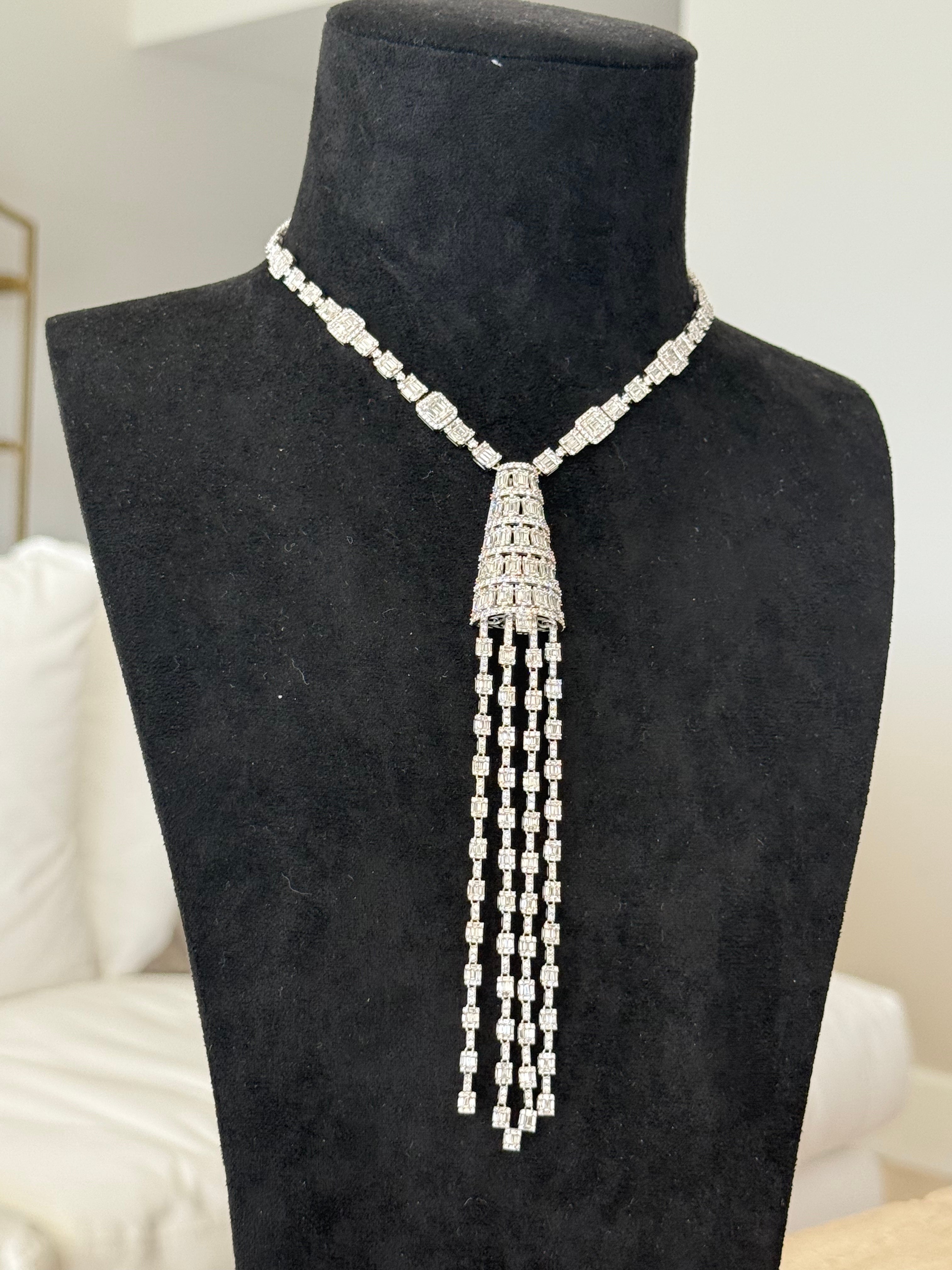 Collier italien à pompon en or blanc 14 carats, 18,75 ct, Circa 1980