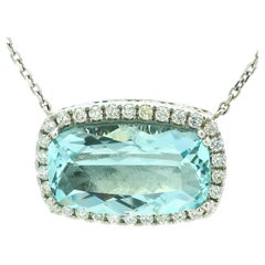 Collana in oro bianco 18 carati con diamante e acquamarina da 20 carati a taglio cuscino