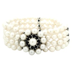 Bracciale in oro bianco 14 carati con perle a fili multipli e zaffiri, in stile metà secolo