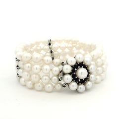 Bracciale in oro bianco 14 carati con perle a fili multipli e zaffiri, in stile metà secolo