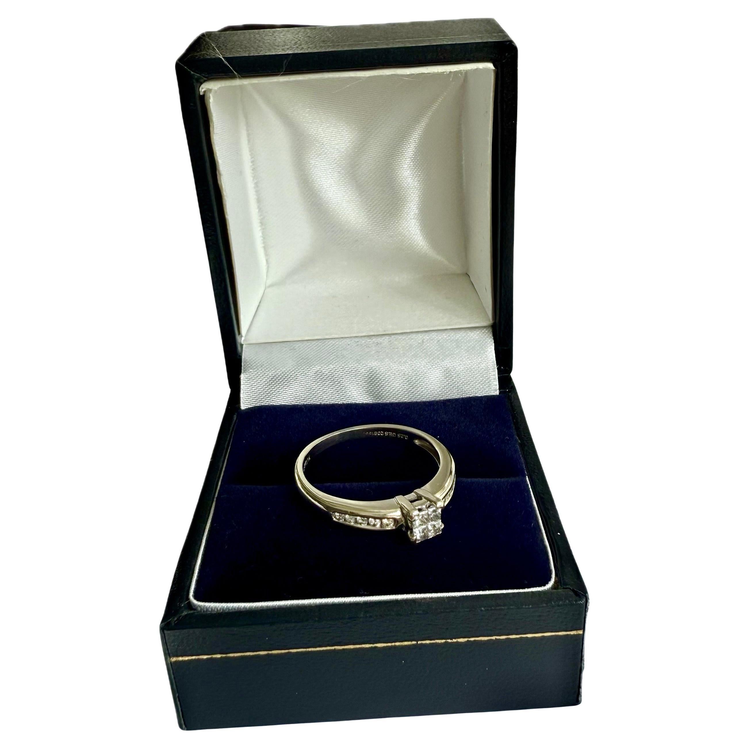 Ein atemberaubender Ring aus 18 Karat Weißgold mit natürlichen Diamanten im Prinzessinnenschliff von 0,32 Karat im Cartier-Design.
Mit einem WGI-Zertifikat, ausgestellt vom Institut in Hatton Gardens in London. Die Zertifikatsnummer ist echt, Käufer