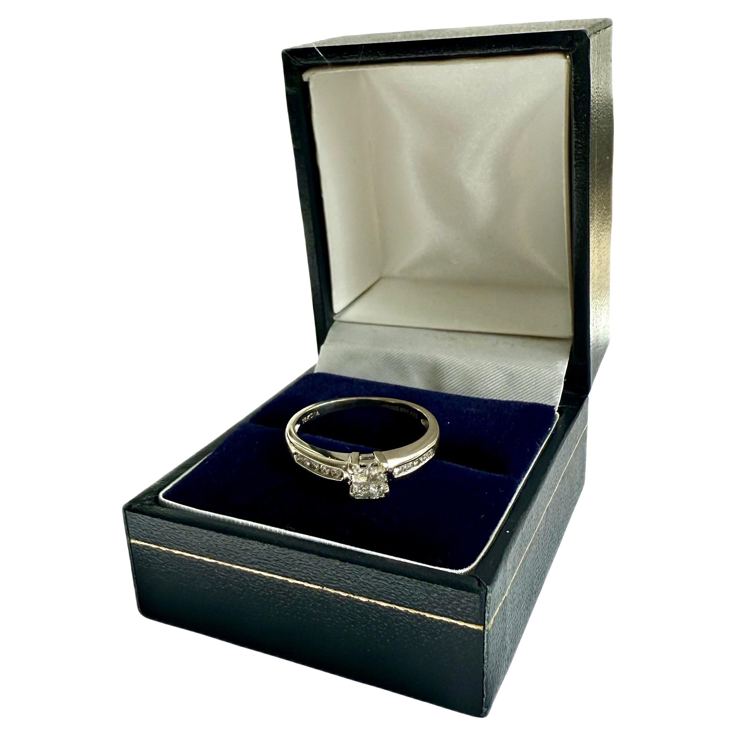 Ring aus 18 Karat Weißgold 0,32 Karat natürliche Diamanten im Prinzessschliff WGI-Zertifikat im Angebot