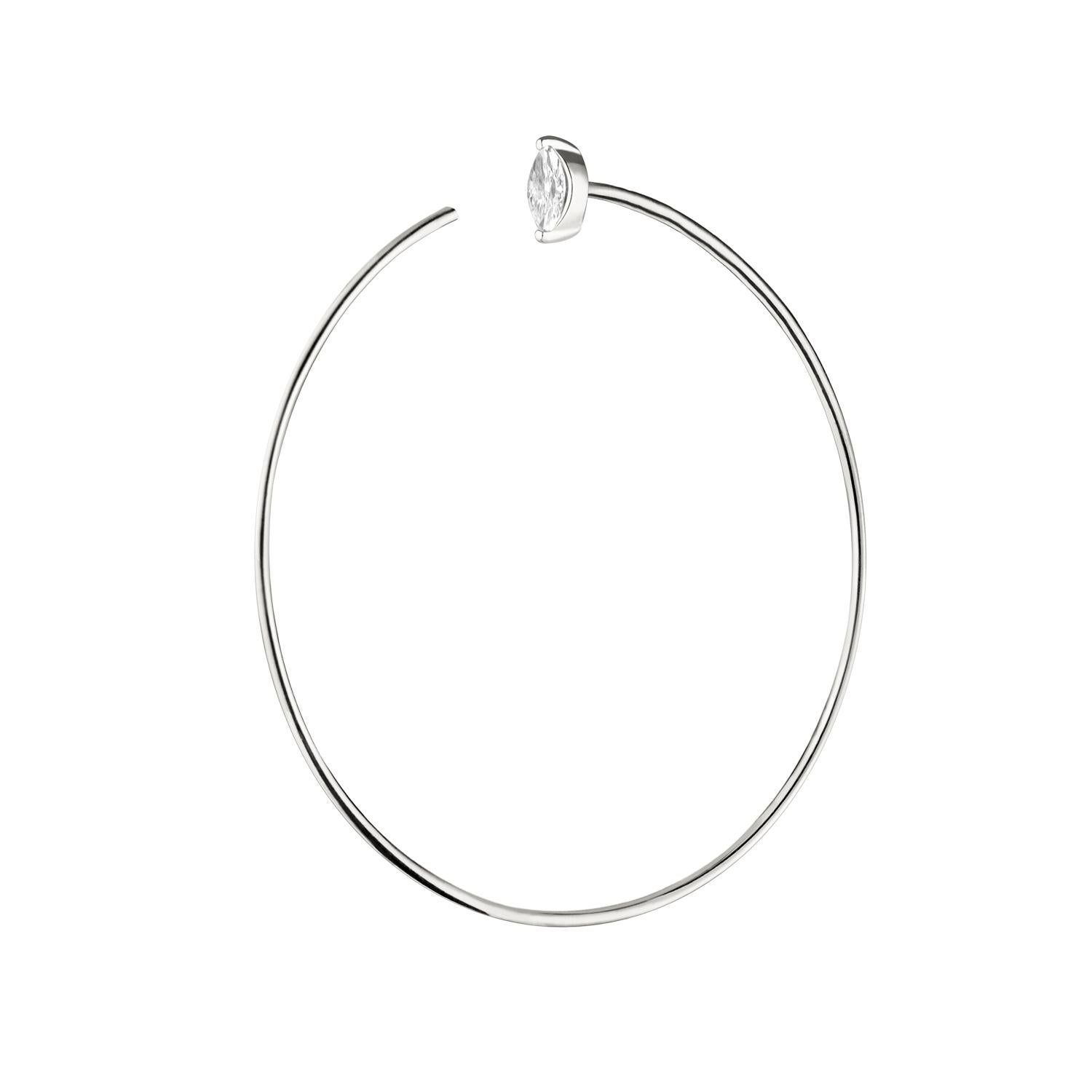 Ma 5 est une boucle d'oreille contemplative et élégante issue d'une collection inspirée par le concept japonais de ma - un mot qui évoque les espaces silencieux entre les choses, la pause entre les sons, l'immobilité qui donne un sens au mouvement.