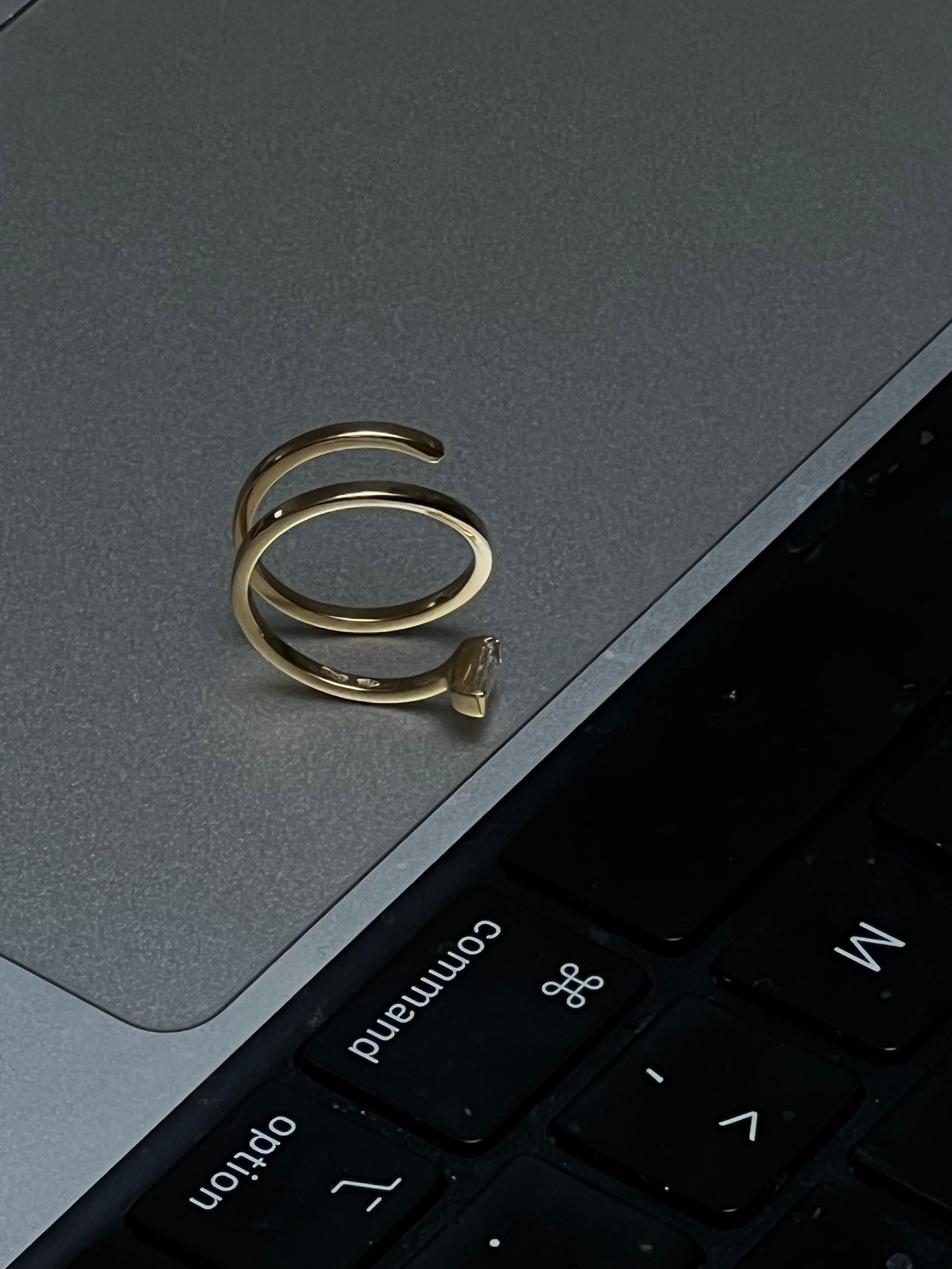 in vendita:  Anello in oro 18 carati con diamante taglio baguette 3