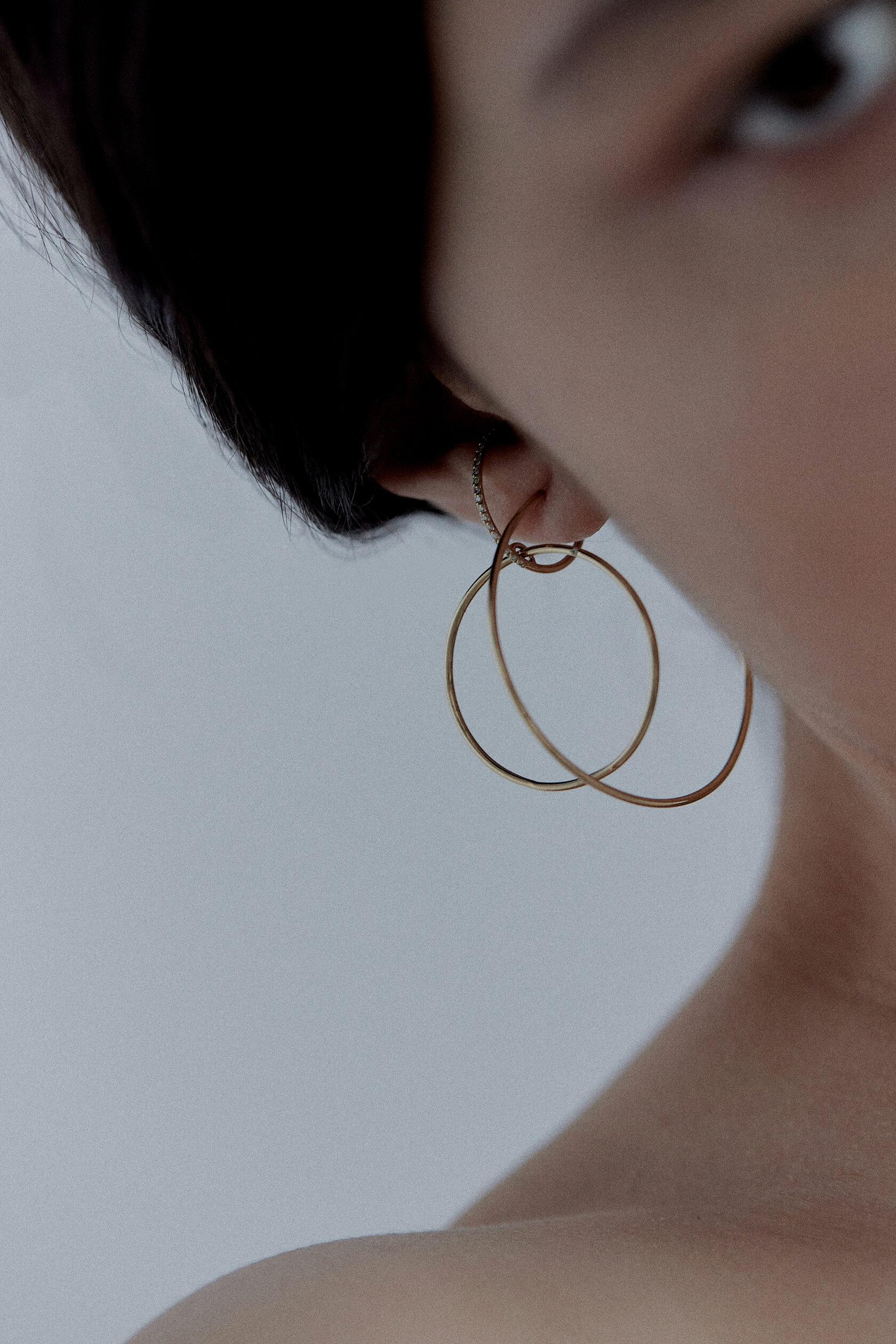 Taglio rotondo Bracciale a cerchio in oro 18k con diamanti in vendita