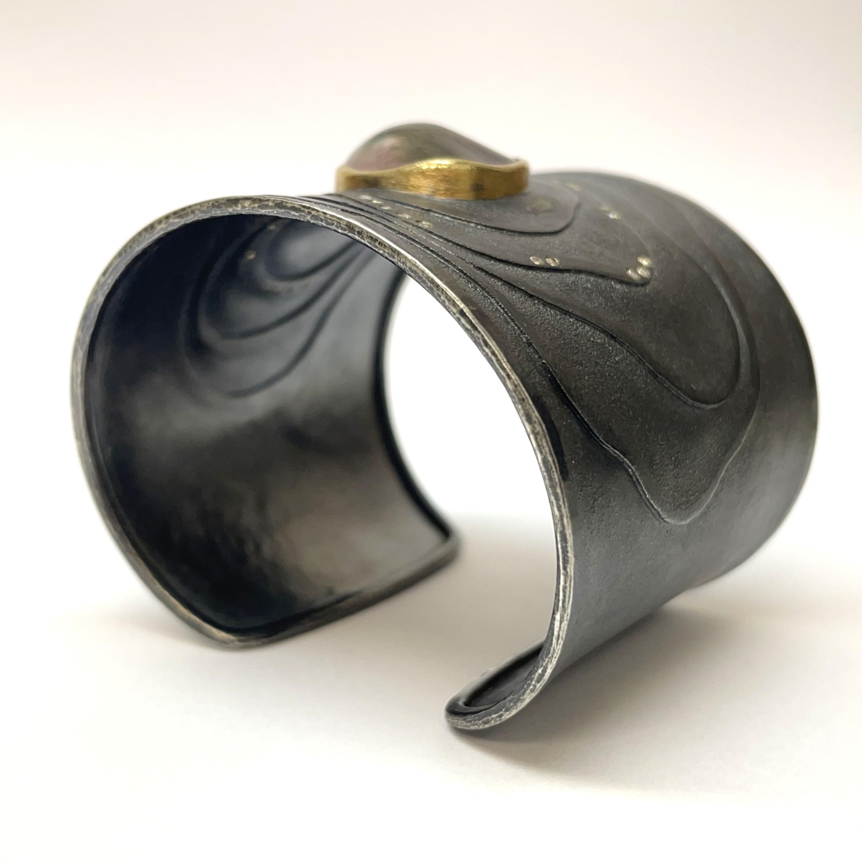 Brazalete ancho Michael Zobel de plata con diamantes champán y perla mabe Modernista en venta