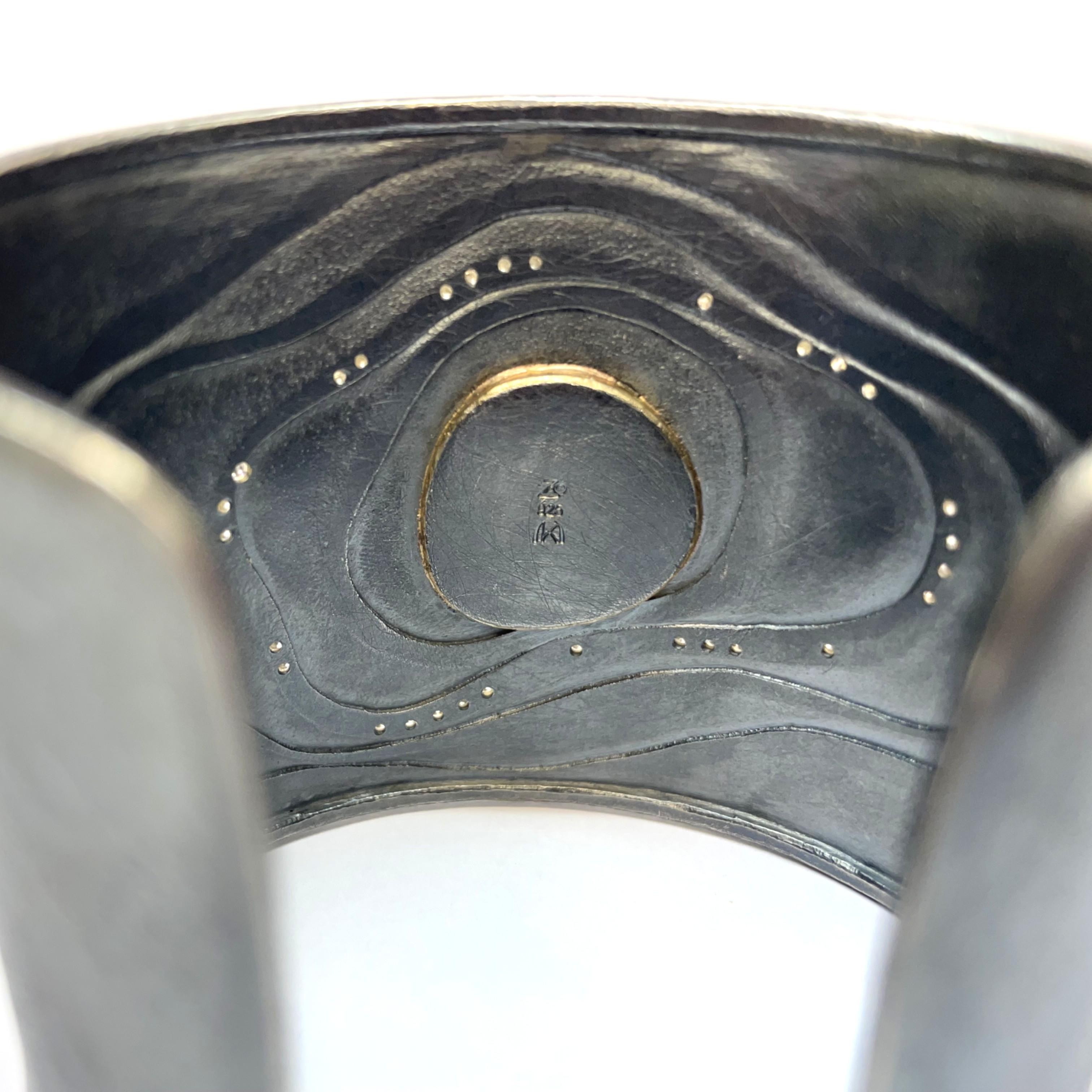 Brazalete ancho Michael Zobel de plata con diamantes champán y perla mabe Corte brillante en venta