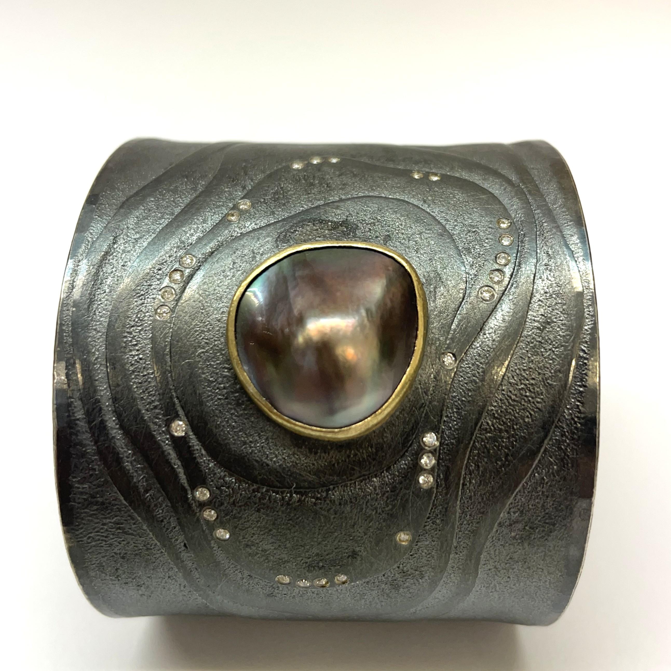 Brazalete ancho Michael Zobel de plata con diamantes champán y perla mabe en Nuevo estado para la venta en Cranleigh, England