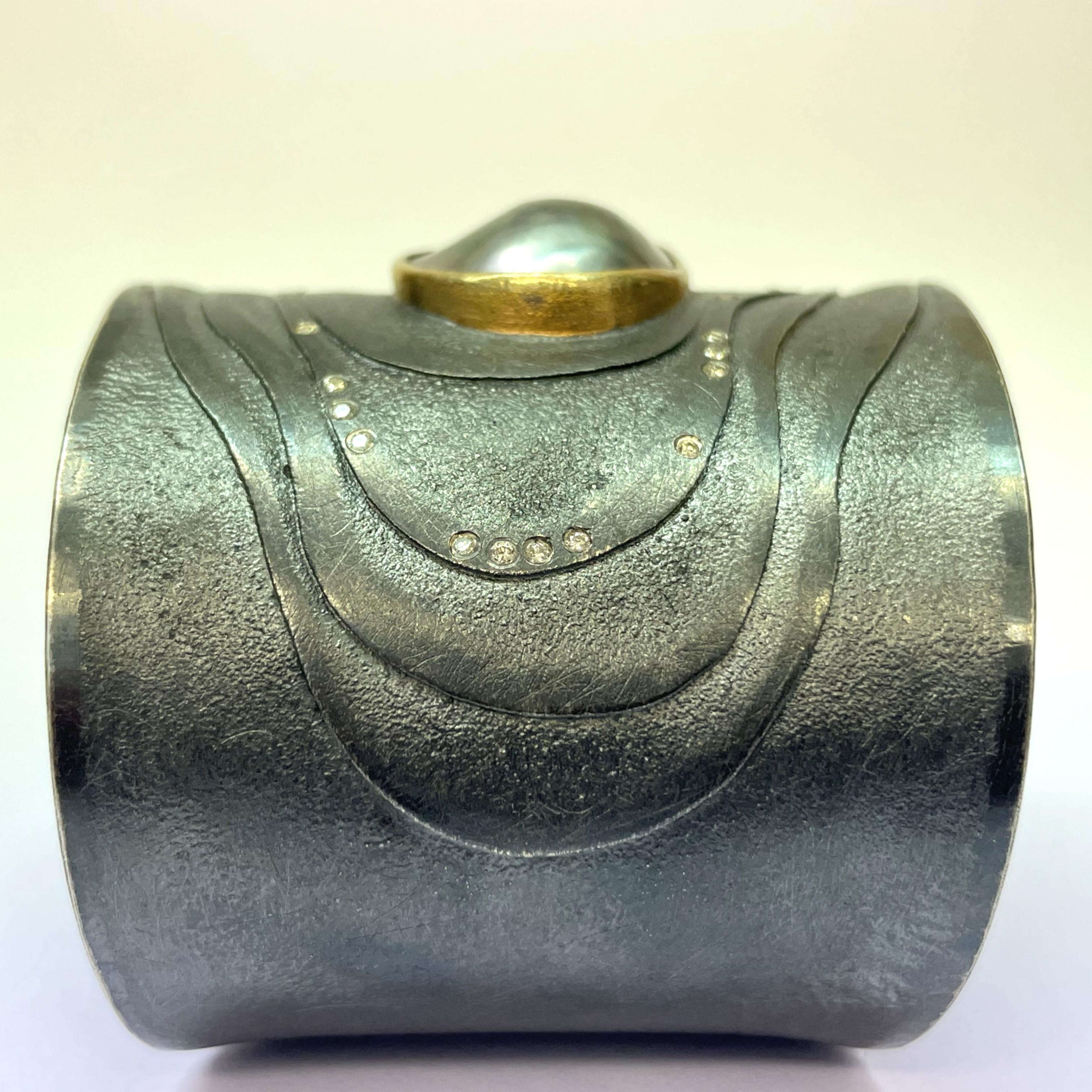 Brazalete ancho Michael Zobel de plata con diamantes champán y perla mabe en venta 2