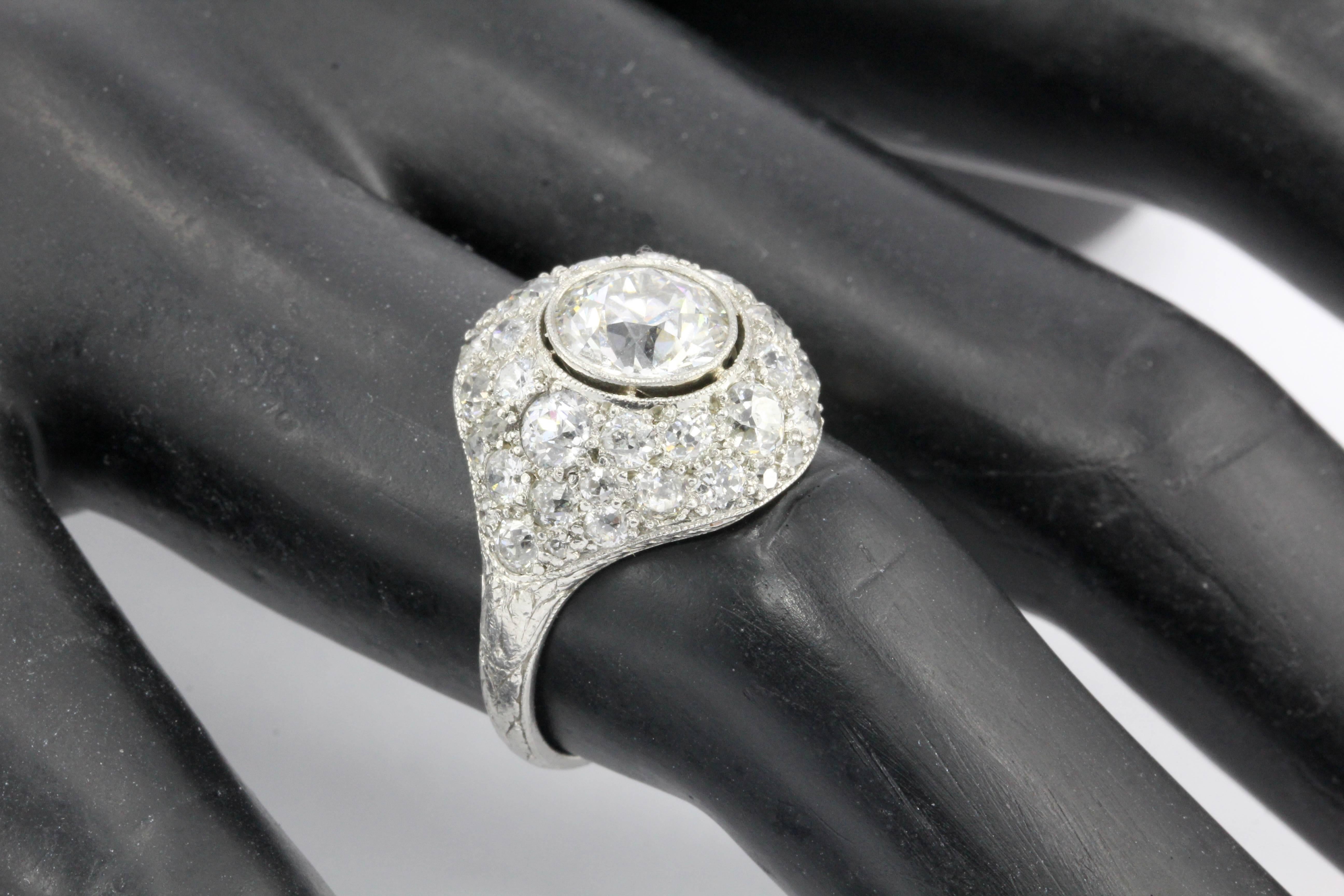 Art Deco Platin 1,71 Old European Cut Diamant-Halo-Ring, um 1920 Damen im Angebot