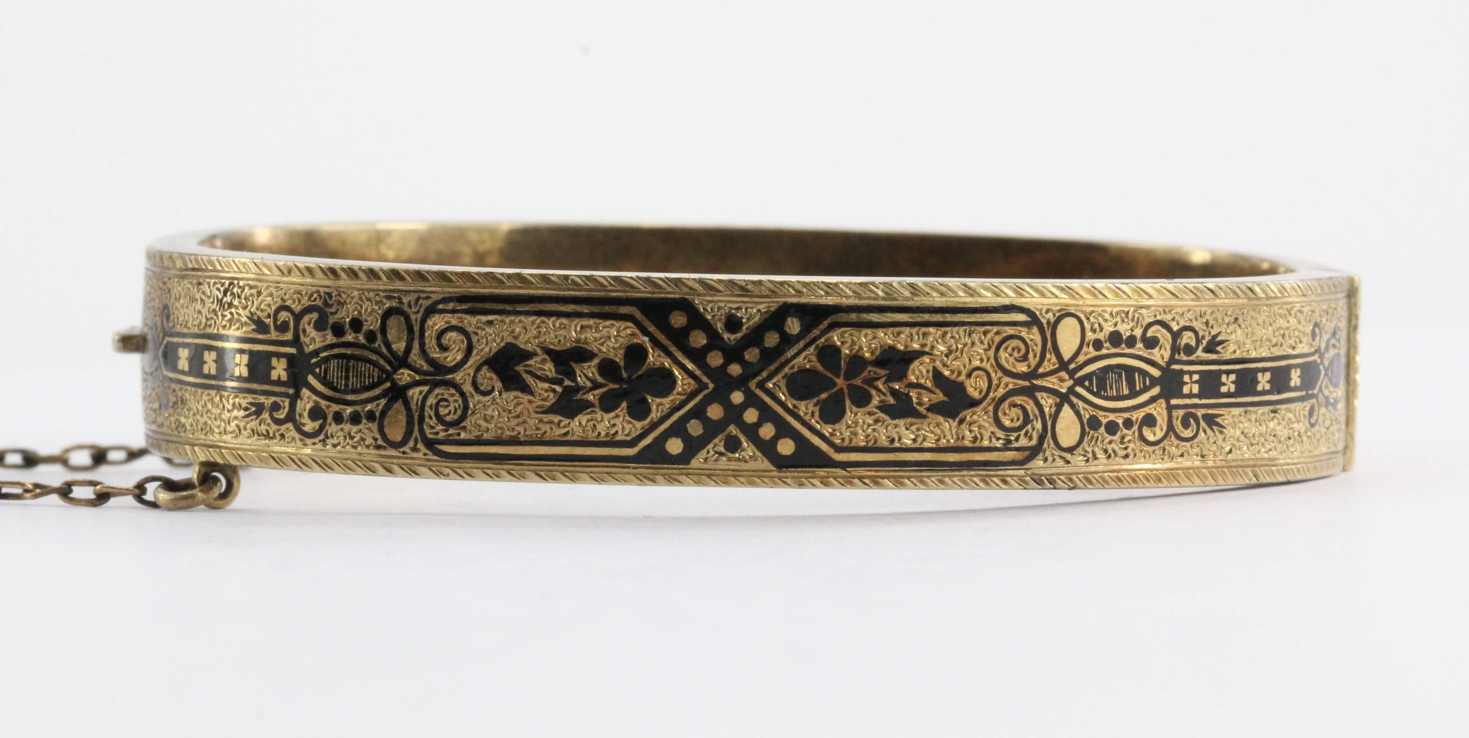 Antike viktorianische 14K Gelbgold & Emaille passenden Paar von kleinen Armbändern. Die Stücke sind in einem ausgezeichneten antiken Zustand:: ohne dass Emaille fehlt:: aber bei einem der Armbänder fehlt die Sicherheitskette. Die Verschlüsse an