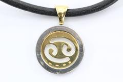 Bulgari Tondo Cancer Zodiac 18K Gold, Edelstahl-Anhänger & Leder-Halskette
