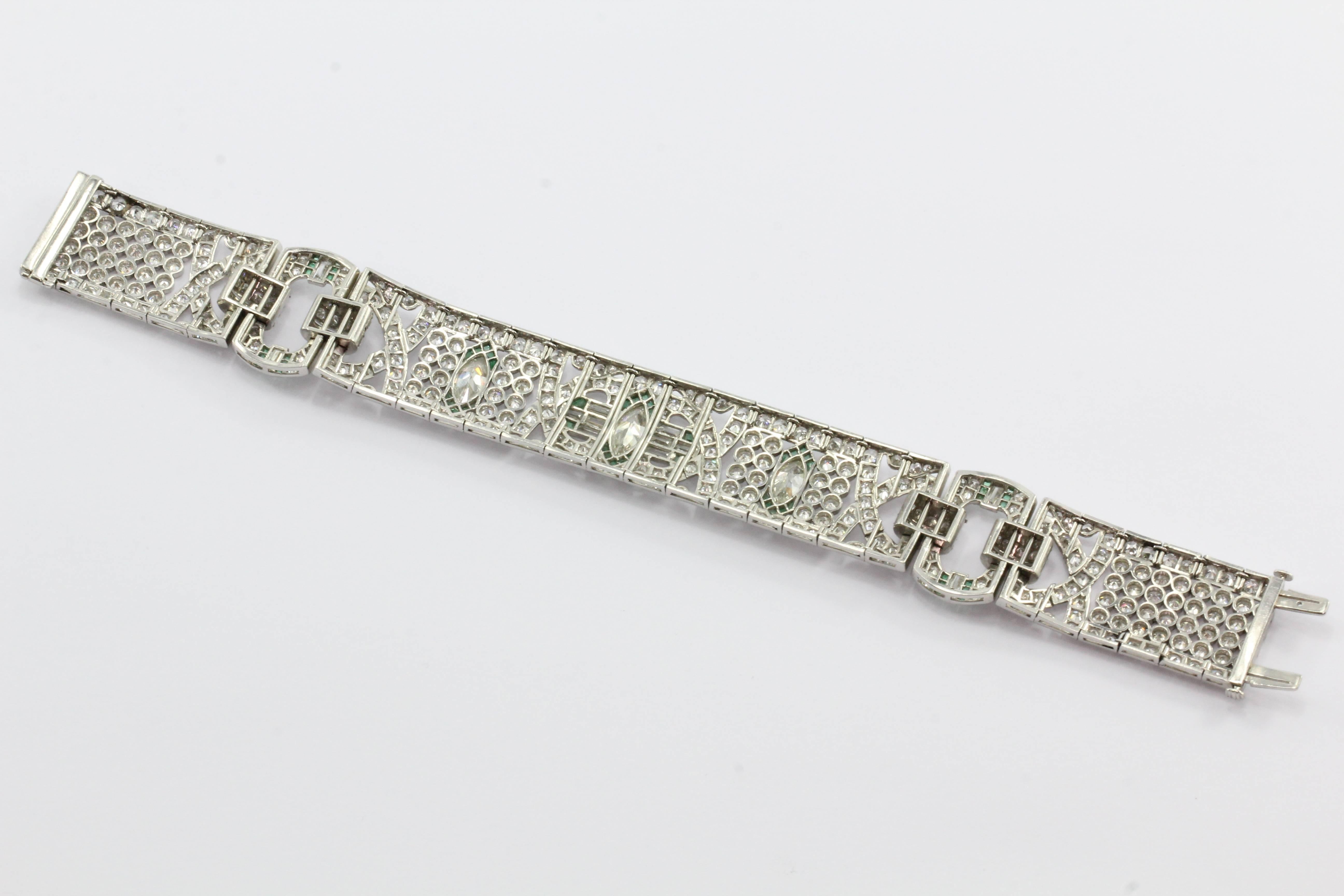 Art Deco Platinum 21 Carat Diamond Emerald Bracelet, circa 1920 2