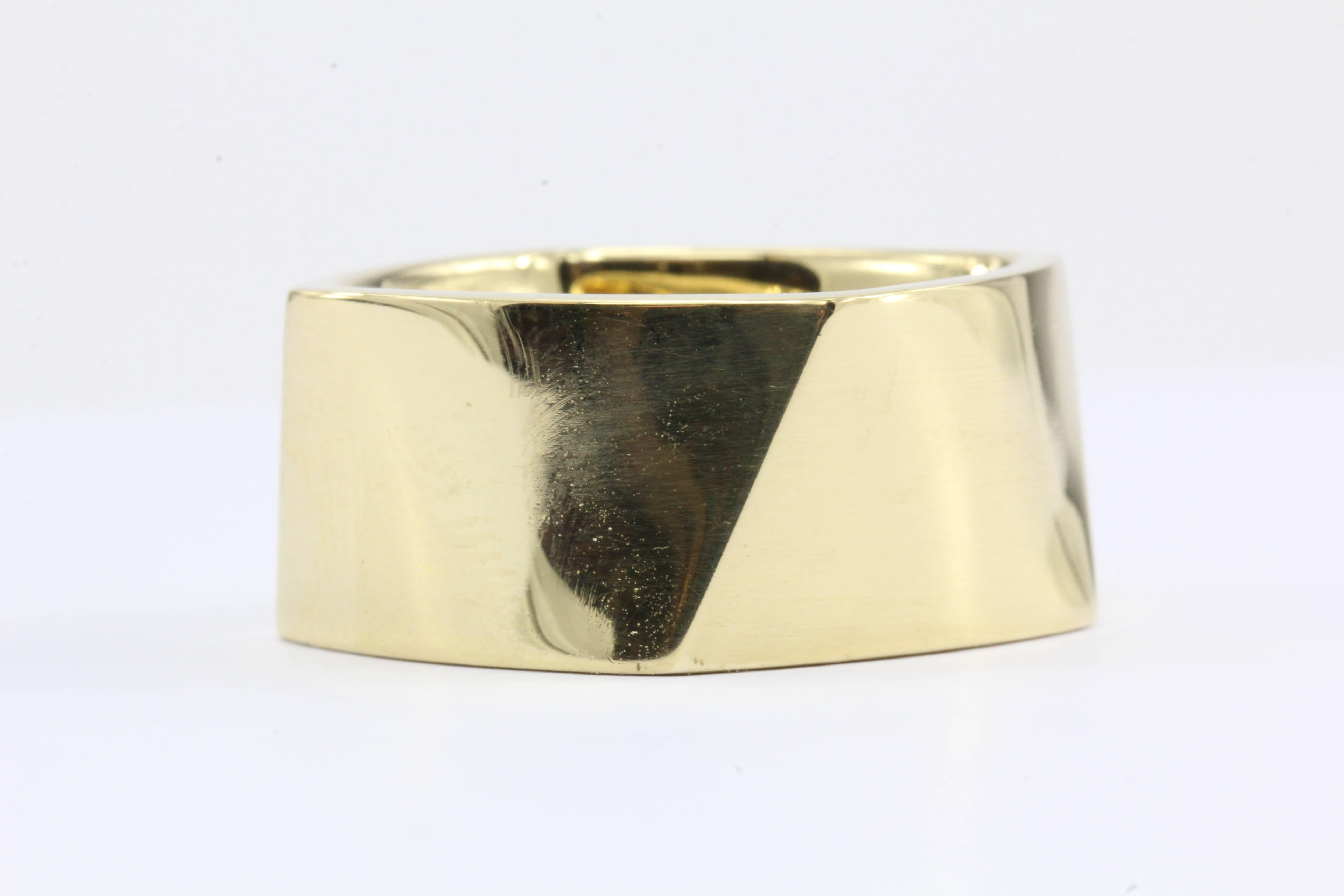 Tiffany & Co 18K Gold Frank Gehry Torque Ring Band 12mm Size 10

Era: Contemporary

Hallmarks: T&Co Gehry 750

Composition: 18k yellow gold

Ring Measurement: 12mm wide

Ring Size: 9.5 - 10

Ring Weight: 26 grams

Ring Condition: excellent gently