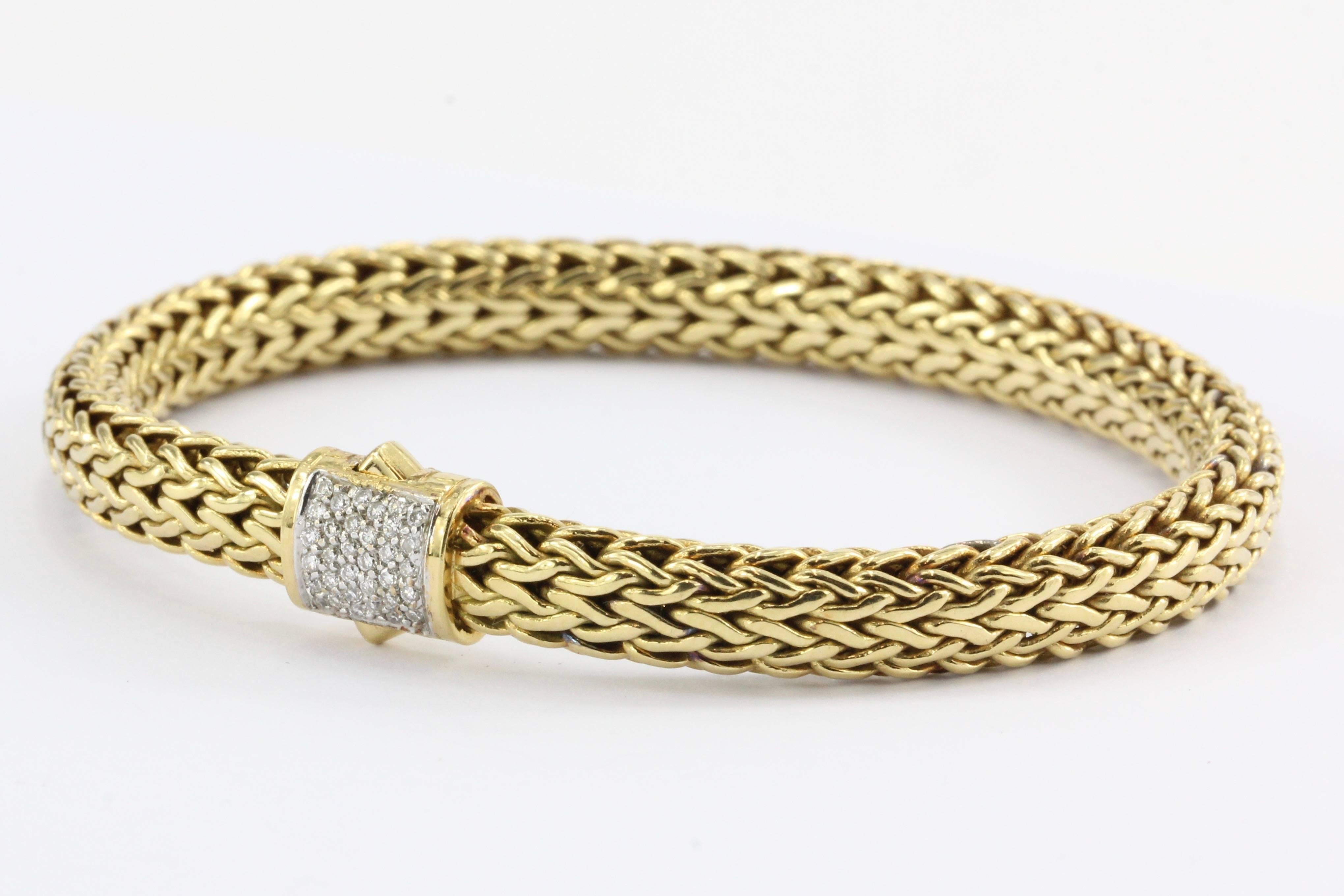 John Hardy 18k Gold Diamond Classic Chain Bracelet Medium Size

Hallmarks: JH 18K M

Composition: 18K Yellow Gold

Primary Stone: Diamonds

Stone Carat: .16 CTW

Color / Clarity: G / Vs1

Bracelet length: 7.5"

Bracelet width: 6.5mm

Bracelet