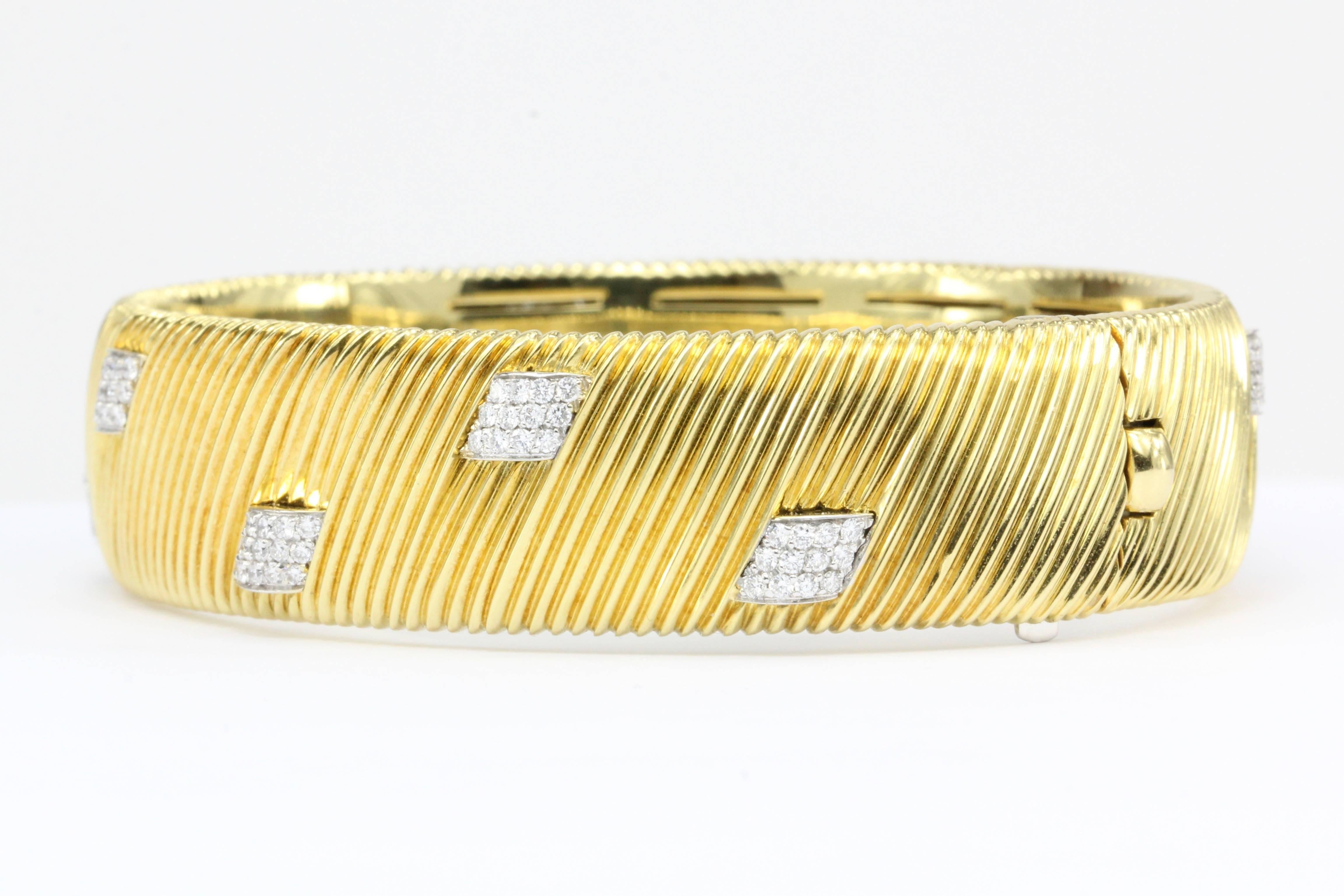 Roberto Coin Appassionata Collection 18K Gold Diamond Bangle Bracelet

Hallmarks: Roberto Coin 18K Italy

Composition: 18k Yellow Gold

Primary Stone: Diamond

Stone Carat: 1 CTW

Bracelet length: 6.5" circumference

Bracelet width: