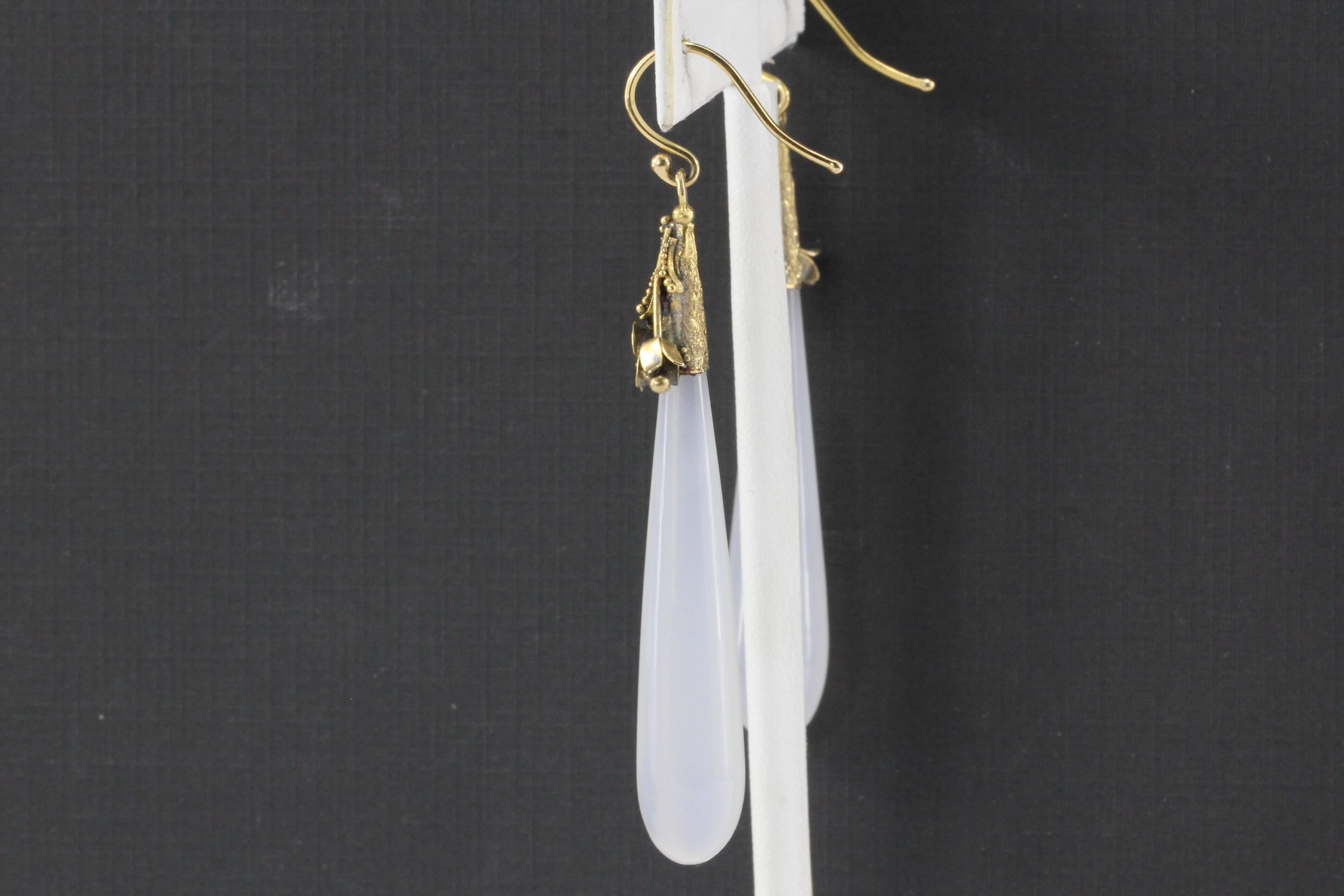 Early Victorian Victorian 15 Karat Gold White Chalcedony Drop Dangle Earrings, circa 1840s