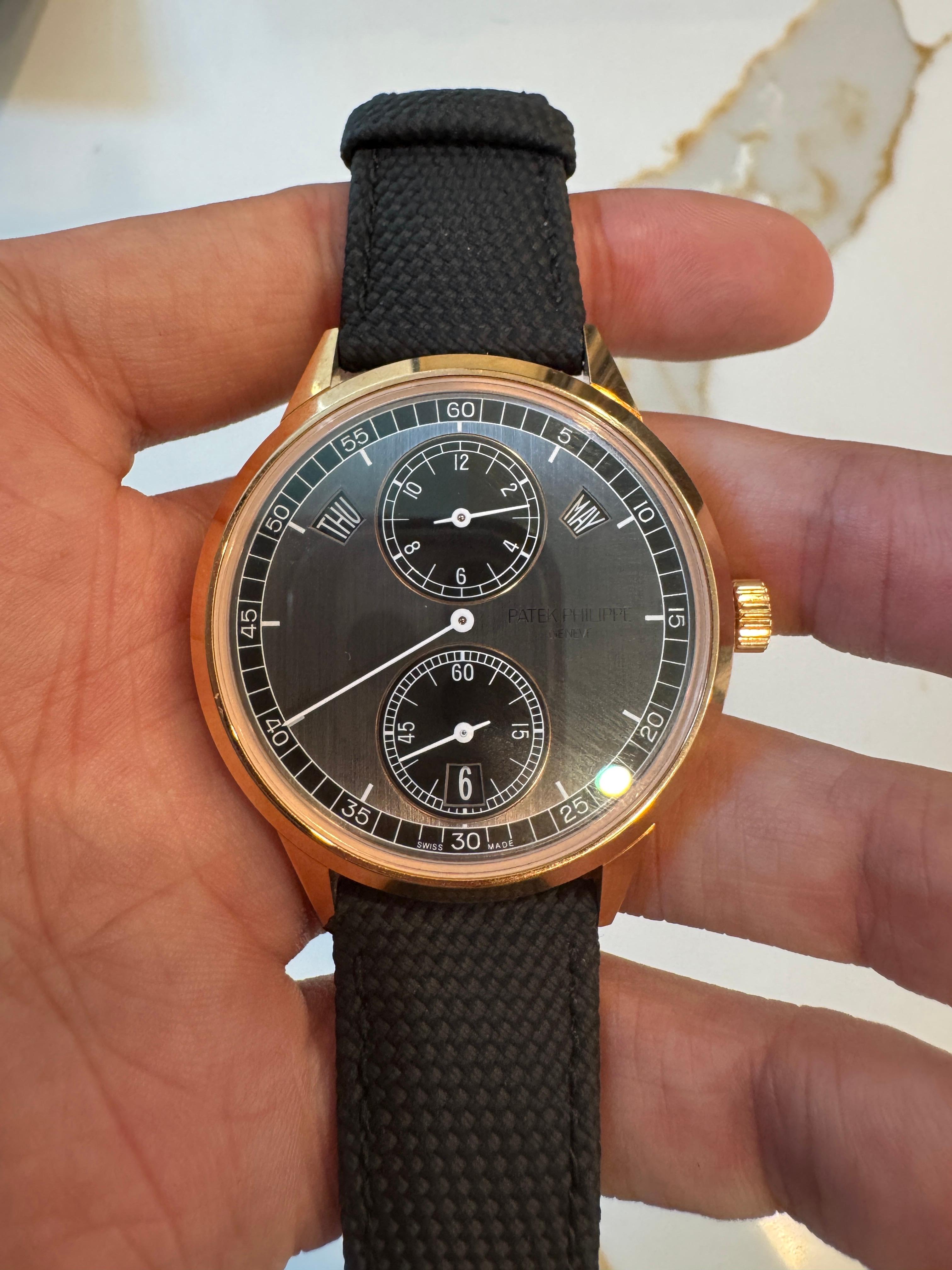 PREZZO DI LISTINO: $63,000.00 

Il Patek Philippe Regulator Complications - 5235/50R-001 Complete Set 2020 è un orologio da polso da uomo lussuoso e sofisticato.



Questo orologio presenta una cassa in oro rosa, indici a bastone su un quadrante