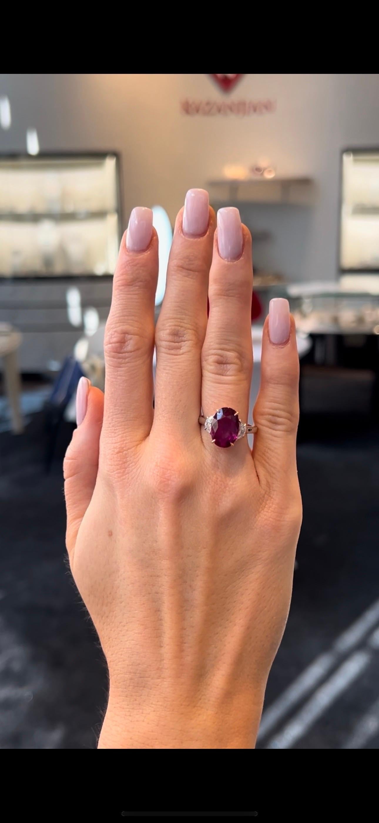 Taille ovale 5.01 Rubis naturel non traité Bague 3 pierres diamant 18K  Or jaune GRS en vente