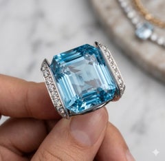 Van Cleef & Arpels 40.50 Carat Beautiful Blue Aquamarine & Diamond Gold Ring