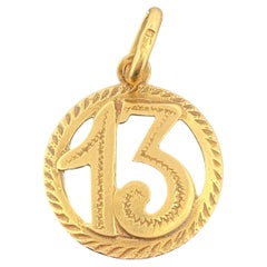 Ciondolo vintage italiano in oro giallo 18 carati con motivo "Lucky 13" traforato, risalente al 1940 circa