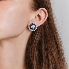 Boucles d'oreilles en platine ornées de saphirs et de diamants en forme de fleurs de camélia, 13,00 CTW