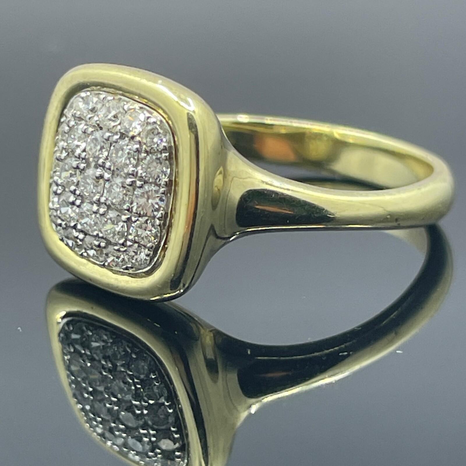 Bague de style signet en or jaune 14k, 0.40ctw

Cette bague de style chevalière aux contours doux, qui revisite une silhouette classique, est rehaussée d'une grille de diamants ronds et brillants exceptionnellement bien taillés. La surface pavée