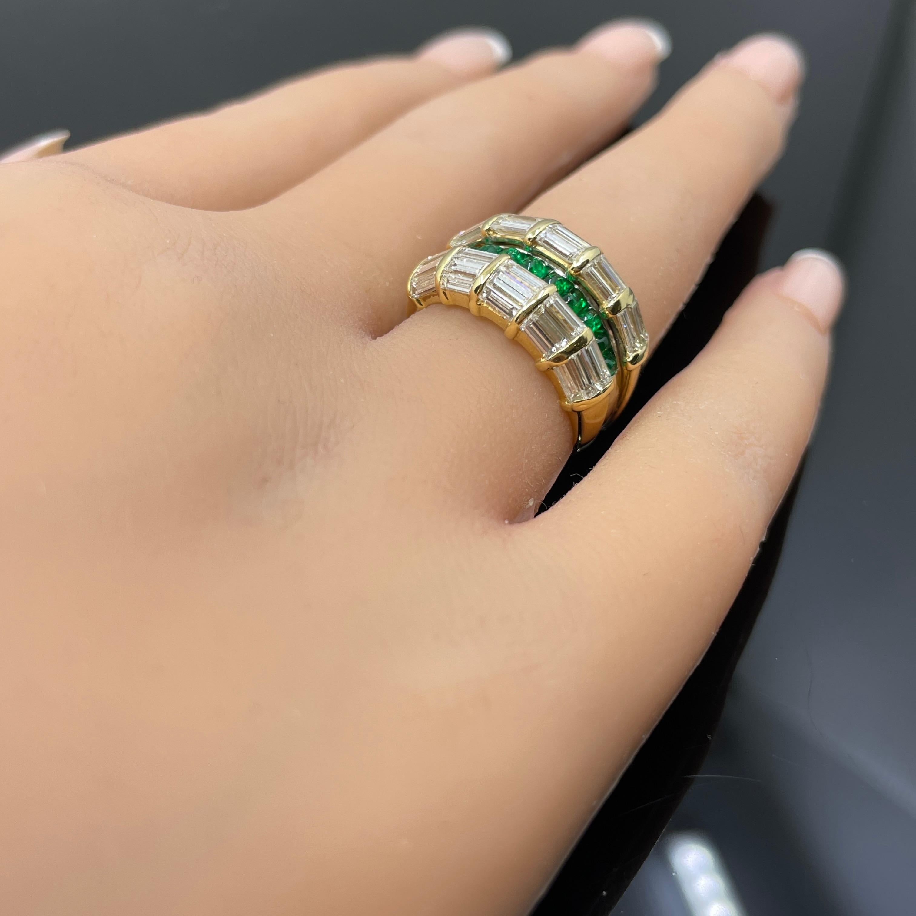 Bracelet en or 18k avec émeraude et diamant baguette 3.09ctw en vente 4