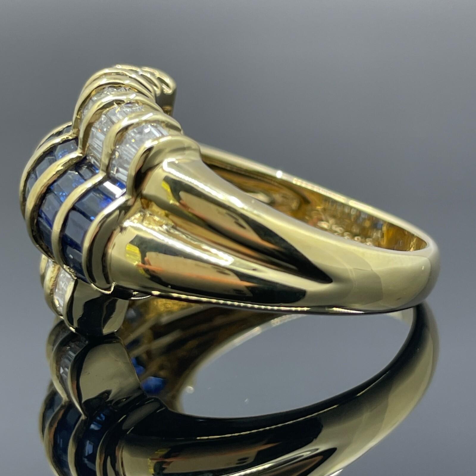LeVian Bague dôme baguette en or jaune 18 carats saphir bleu et diamant - 3.50ctw

Cette bague dôme audacieuse et magnifiquement sculptée de LeVian met en valeur le flair de la maison pour les couleurs éclatantes et le design structuré. Fabriquée en