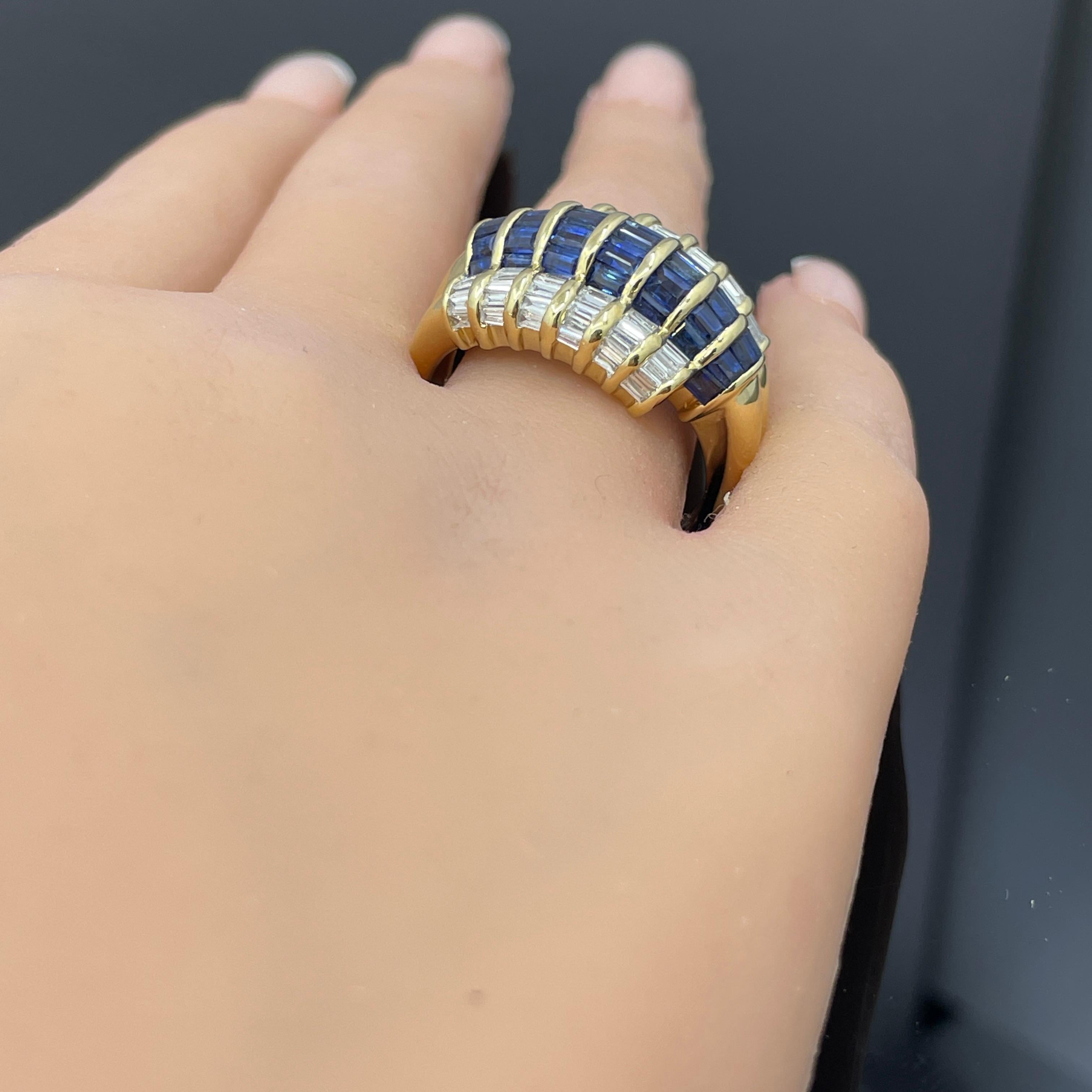 LeVian Bague dôme en or jaune 18k saphir bleu et diamant baguette 3.50ctw en vente 3