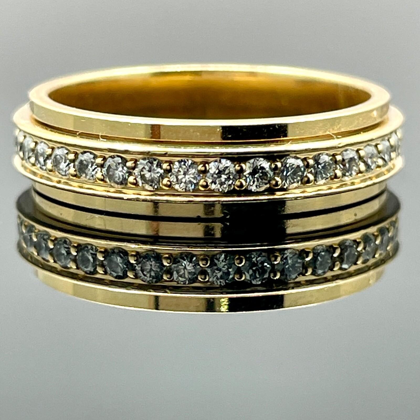 Autentica fascia eternità con diamanti Piaget Possession con 36 diamanti rotondi taglio brillante di colore F e purezza VS per un peso stimato di 0,72 ct.

La fascia è larga circa 4,7 mm

La sezione centrale con diamanti incastonati gira su questo