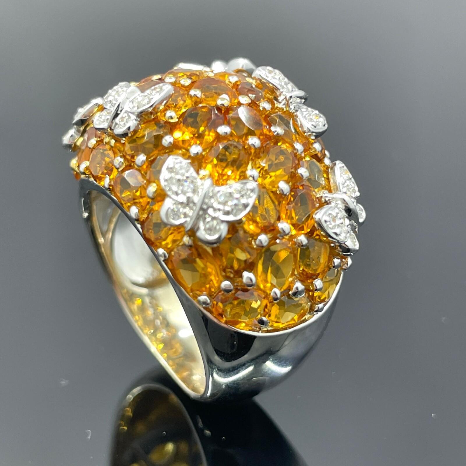 Bague dôme en or blanc 14K avec citrines 6.00ctw et accents papillon en diamant - 0.30ctw

Vibrante, joyeuse et magnifiquement réalisée, cette bague dôme en or blanc 14k est sertie d'un ensemble de citrines nettoyées à la loupe et richement