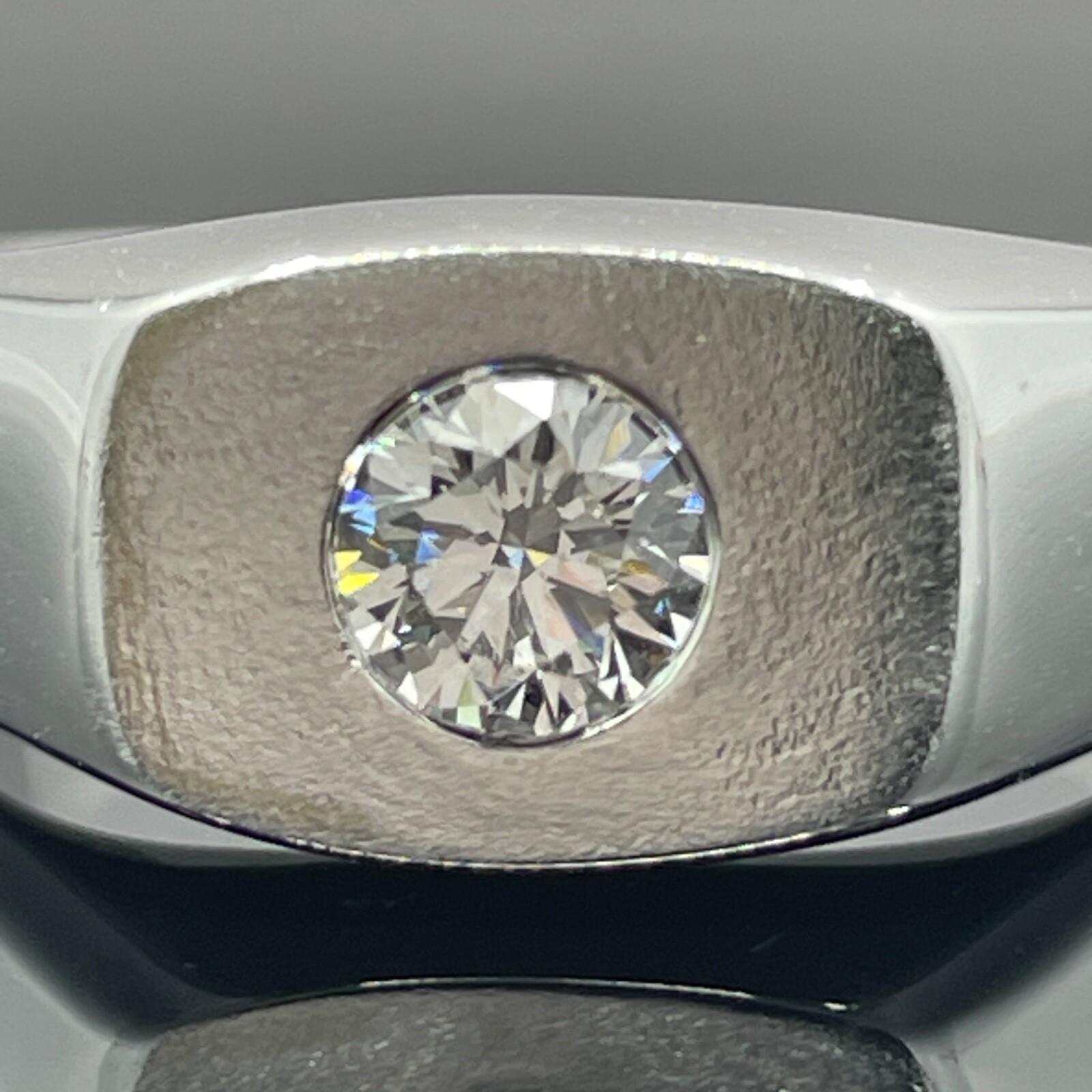 Anello Signet in oro bianco 14K con diamante brunito da 0.49ct - F/VS2

Questo anello con sigillo in oro bianco 14k, sobrio e impeccabile, presenta un diamante rotondo taglio brillante incastonato che pesa circa 0,49 carati, di colore F e purezza