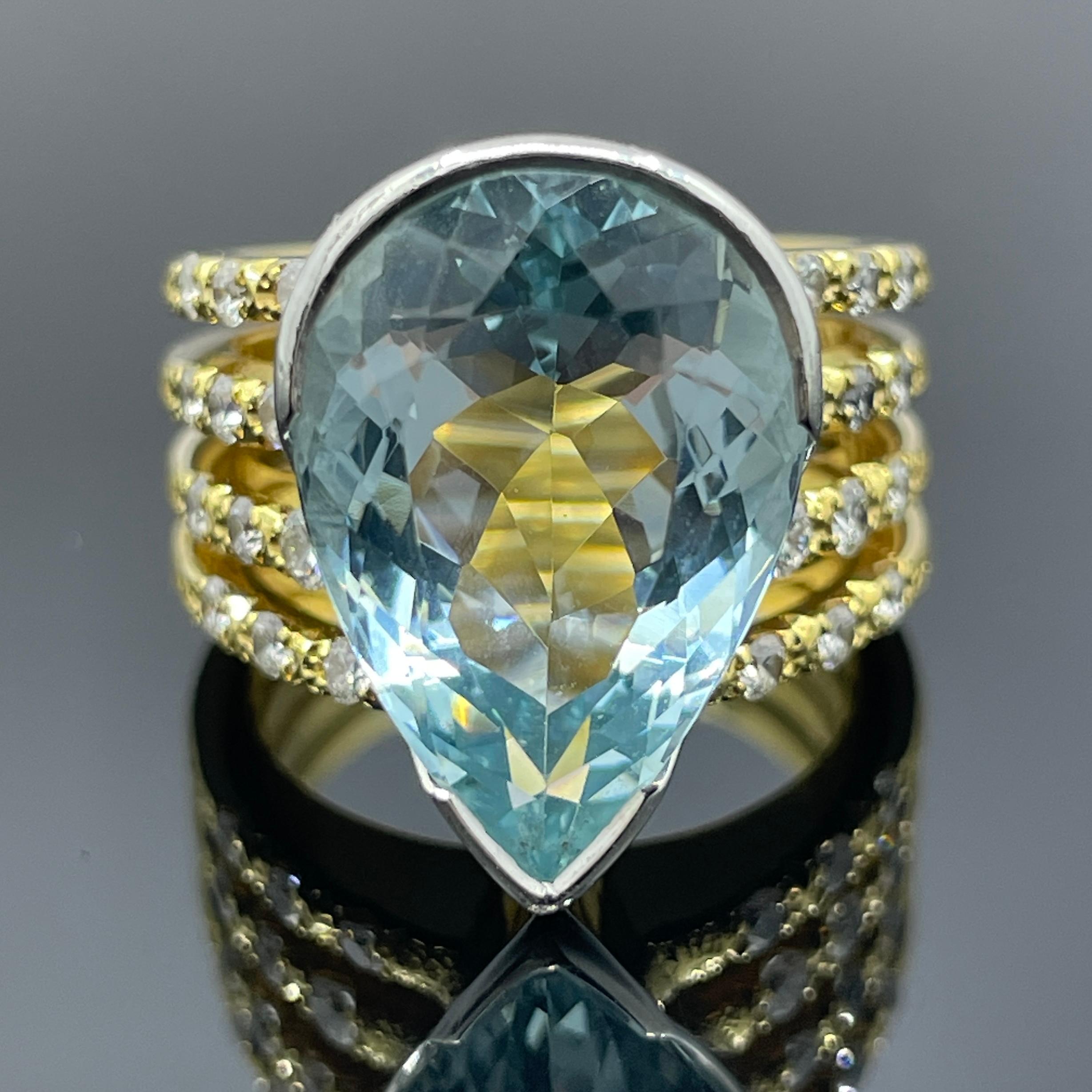 Bague de cocktail en platine et or jaune 18k avec aigue-marine et diamant de succession  7.73ct