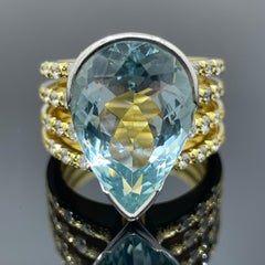 Bague de cocktail en platine et or jaune 18k avec aigue-marine et diamant de succession  7.73ct