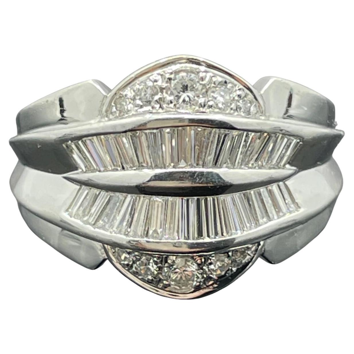 Fascia in platino con diamante a baguette e diamante rotondo da 0,53 ct. in vendita