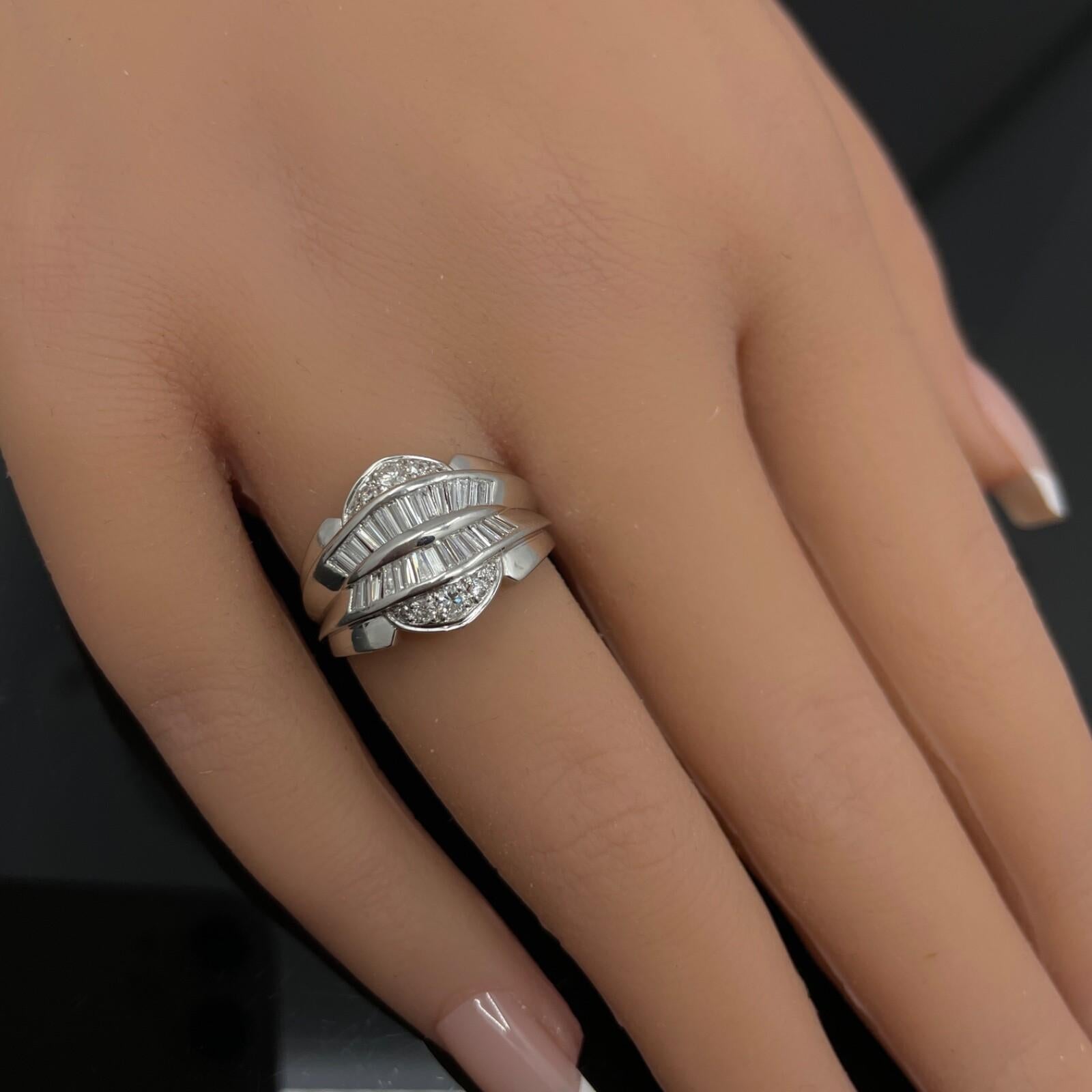 Fascia in platino con diamante a baguette e diamante rotondo da 0,53 ct. in vendita 3